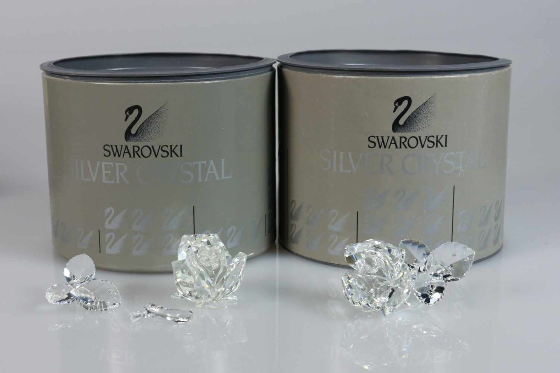 (2) Swarovski rozen, 20e eeuw. Beiden inclusief doos en certificaat. Geschatte opbrengst: € 30 - € - Bild 4 aus 4