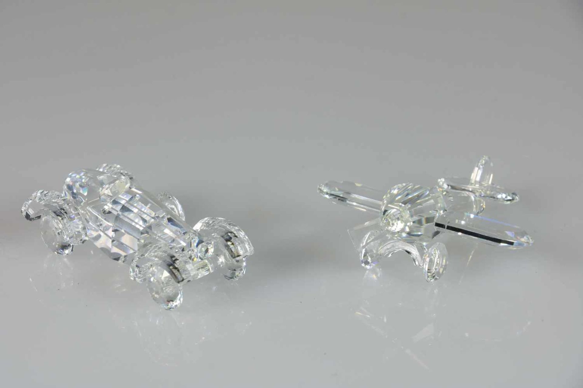 (2) delig lot Swarovski, 20e eeuw. Waaronder een vliegtuigje (met certificaat) en een oldtimer.