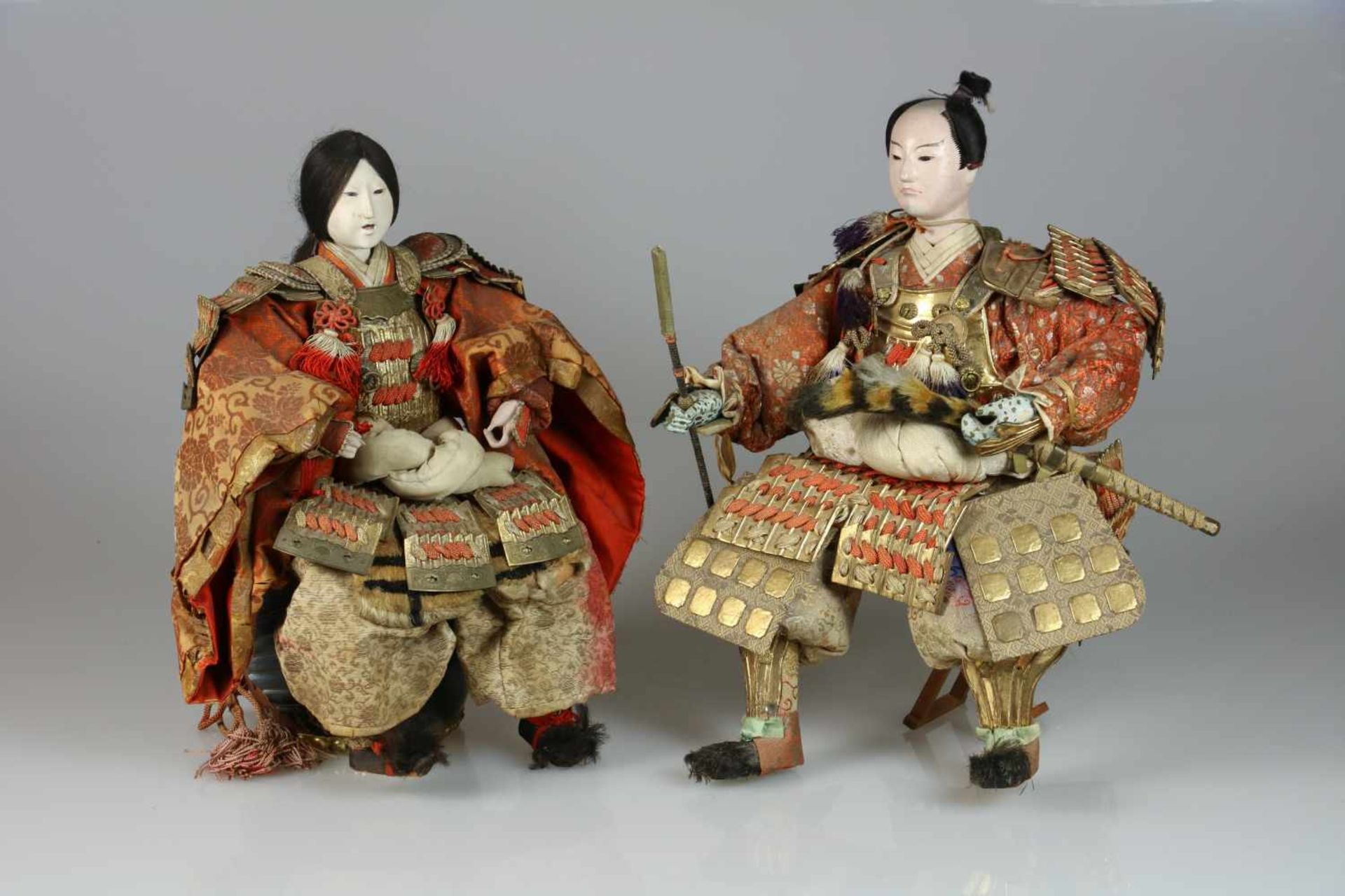 Twee Gofun Hina poppen, Japans, papier machée, met daarbij een drumvormige kruk. In originele