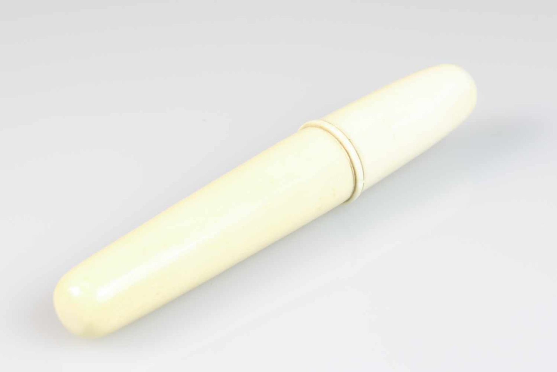 Een ivoren documentenkoker.Geschatte opbrengst: € 40 - € 50.An ivory tubular documentcase.