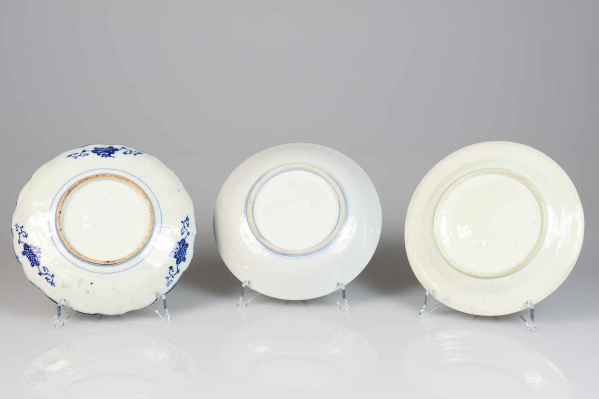 Een lot van (3) porseleinen borden met Imari decor. Japan, 19e/20e eeuw. Eén bord heeft een haarlijn - Bild 2 aus 2
