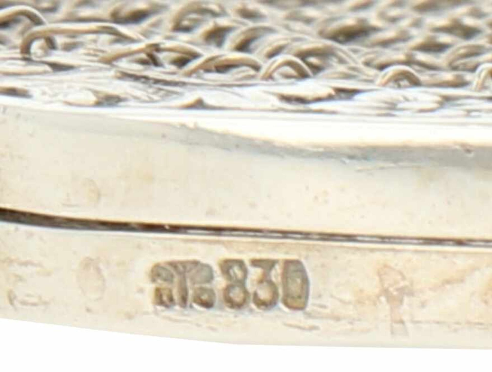 Beursje zilver.Uitgevoerd in malienkolder met gotisch gevormde beugel voorzien van gegraveerde - Bild 2 aus 2