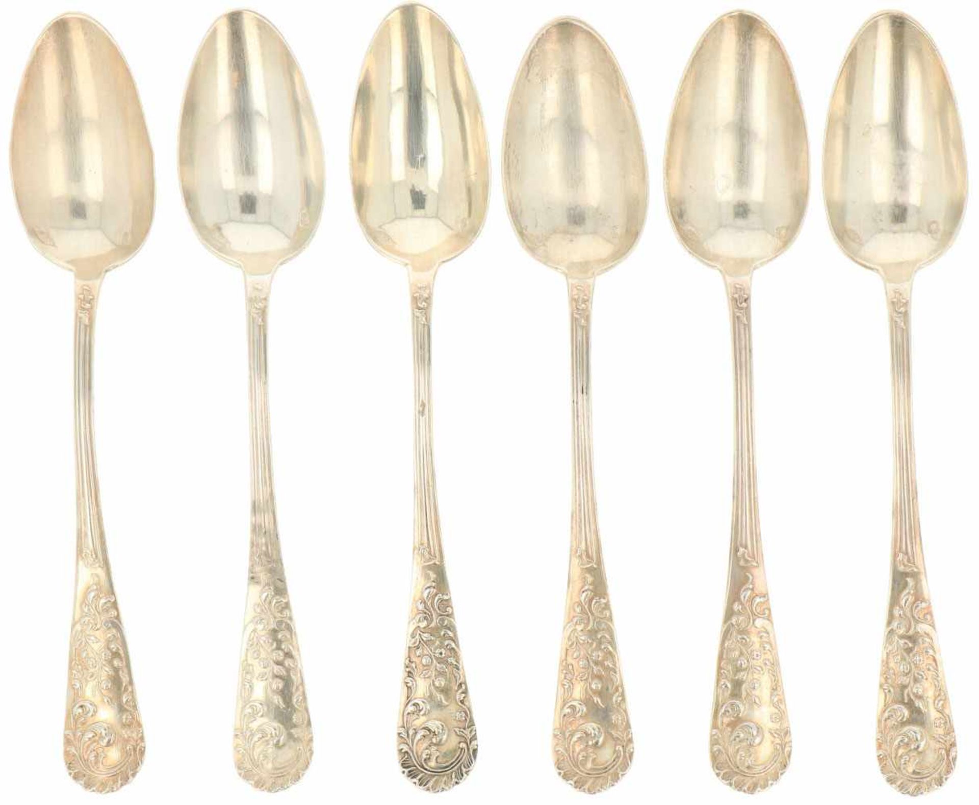 (6) Delige set dessert lepels zilver.Voorzien van gegoten Jugendstil florale versieringen.