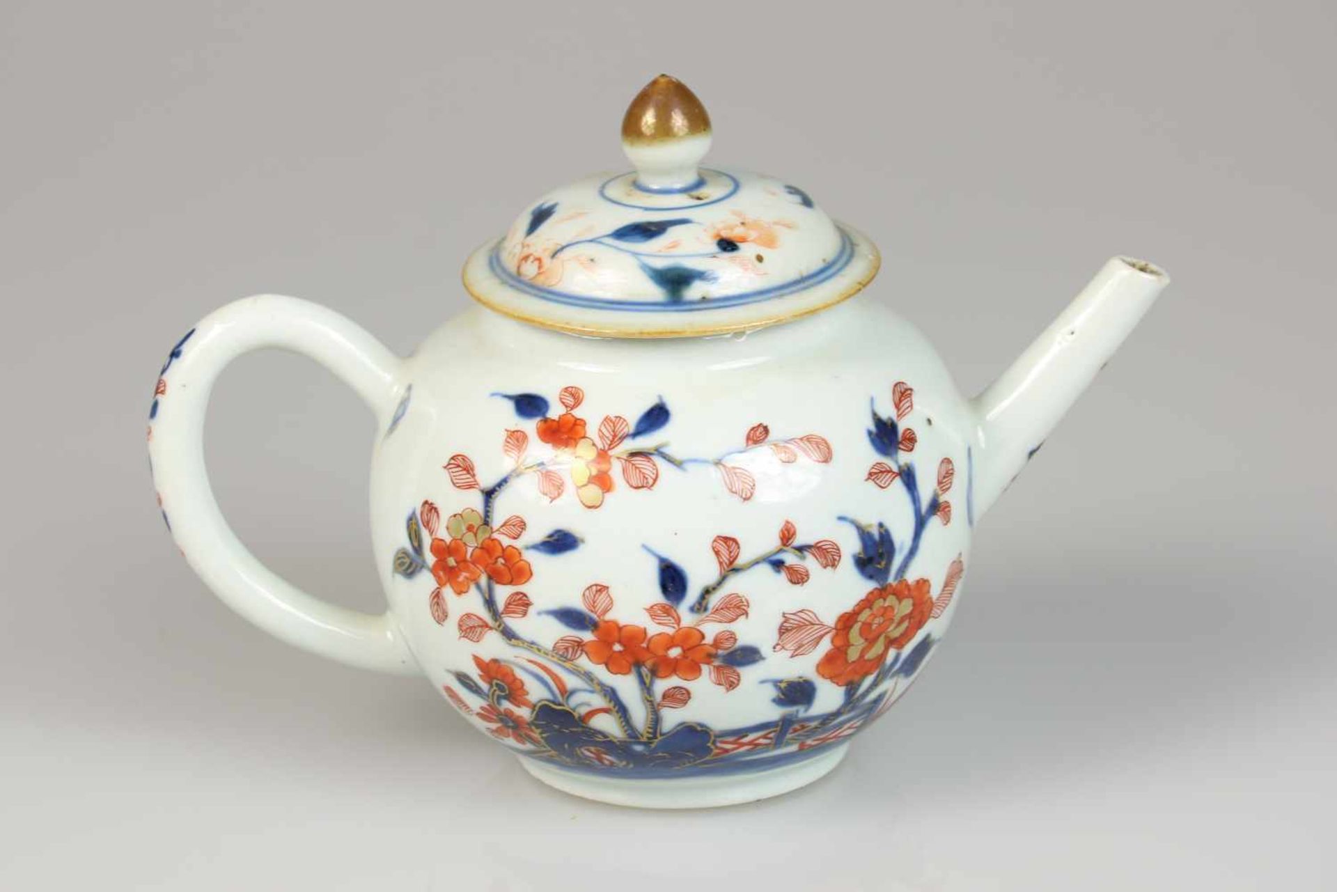 Een porseleinen theepot met Imari decor. China, 18e eeuw.Chip aan de deksel. Afm. 18 x 14 cm. - Bild 2 aus 3