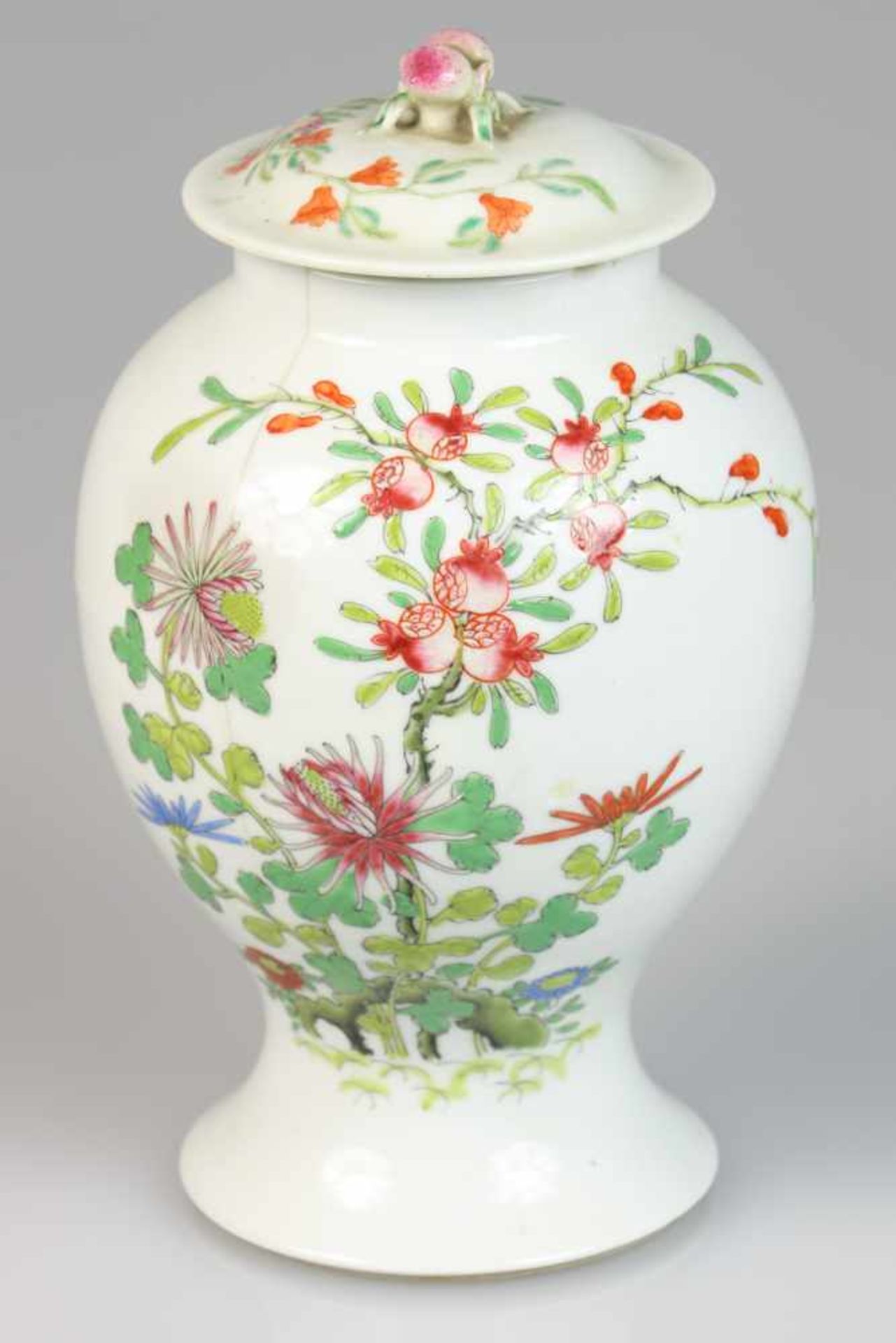 Een porseleinen dekselvaas met floraal decor. China, eind 19e eeuw.Haarlijnen. Afm. 25 x 12 cm.
