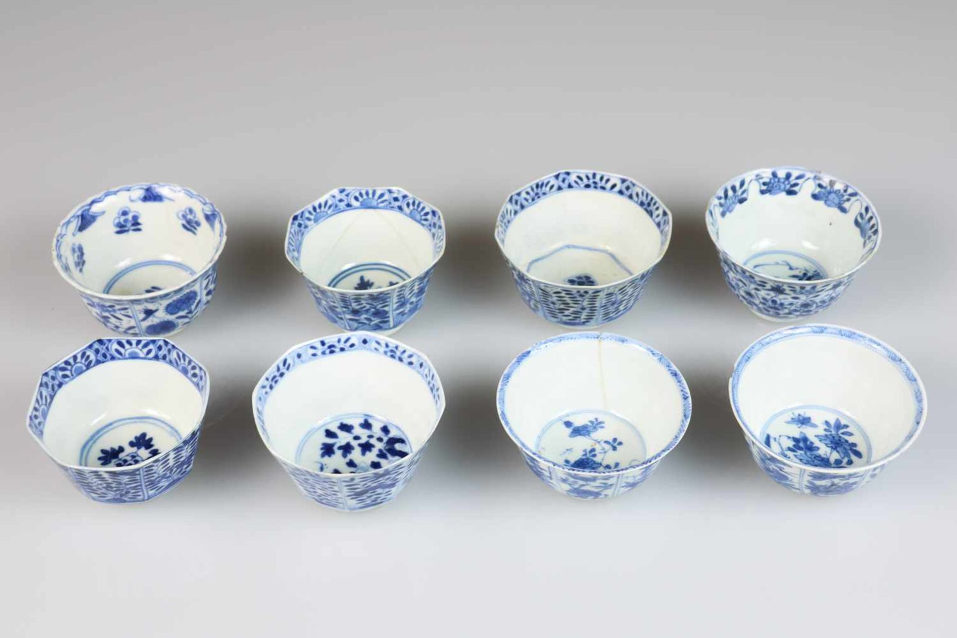 Een lot van (8) porseleinen cups. China, Kangxi en 19e eeuw.Diverse condities. Geschatte