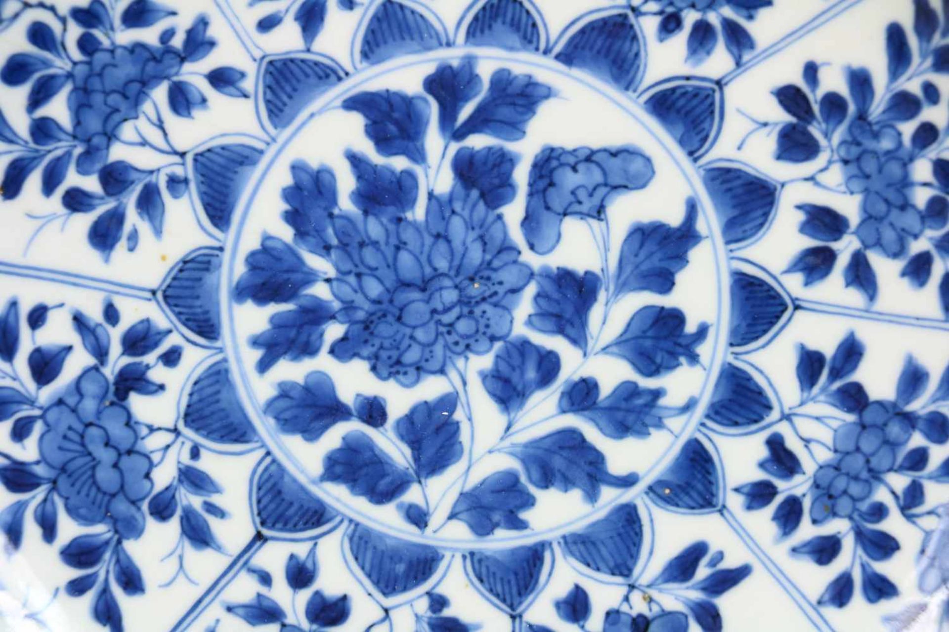 Een porseleinen bord met floraal decor in vakverdeling, gemerkt met een wierrookbrander. China, - Bild 2 aus 3