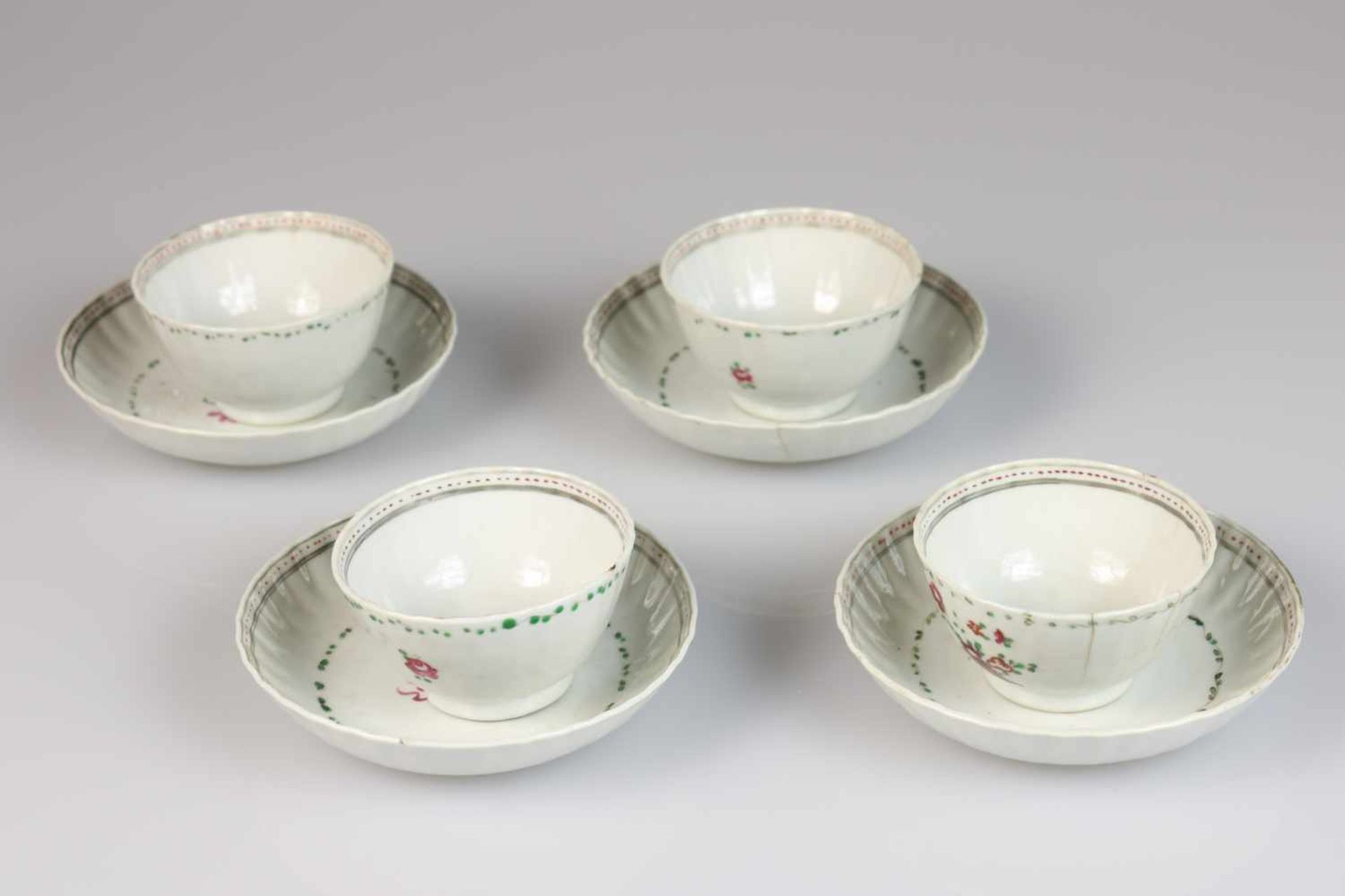 Een set van (4) porseleinen kop en schotels met famile rose decor. China, 18e eeuw.Diverse