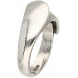 Zilveren Matti J. Hyvarinen ring - 925/1000.Finland. Ring is verstelbaar. Ringmaat: 17 mm.