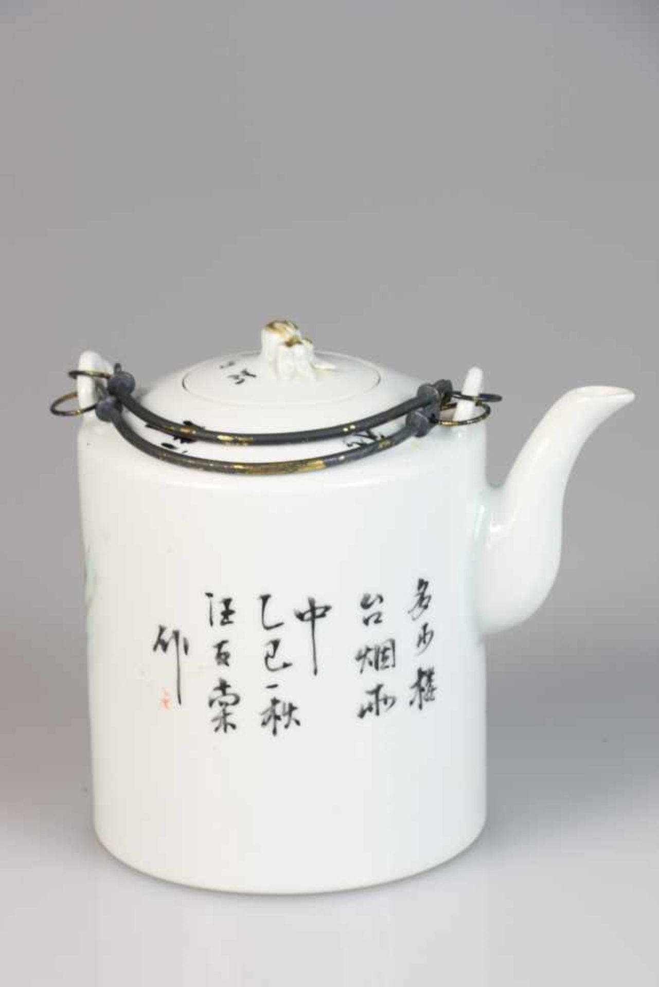 Een porseleinen theepot met landschapsdecor en op de achterzijde Chinese tekens. China, 20e eeuw. - Bild 2 aus 3