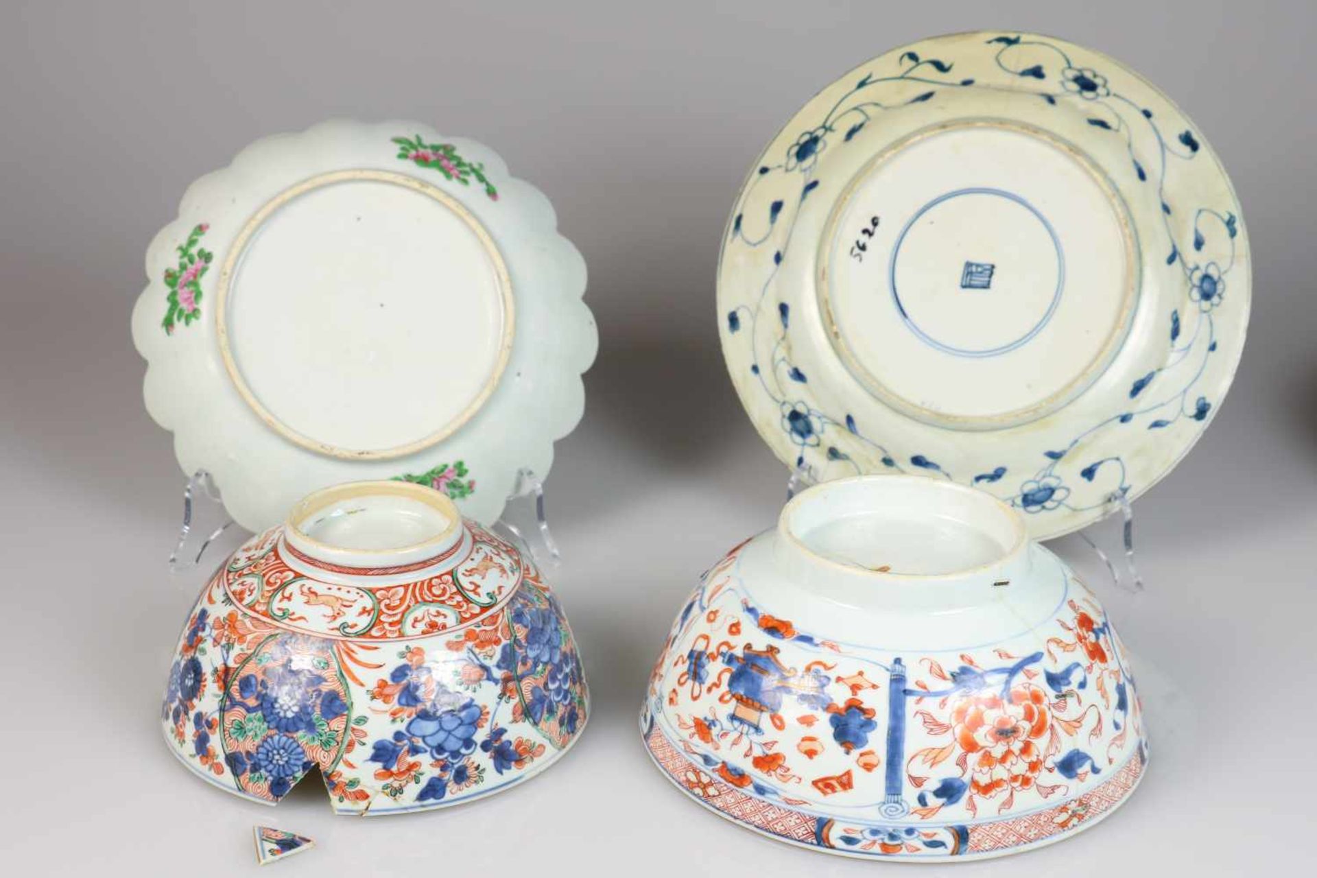 Een lot bestaande uit twee kommen en twee borden, onder anderen met Imari decor. China, 18e & 19e - Bild 2 aus 2