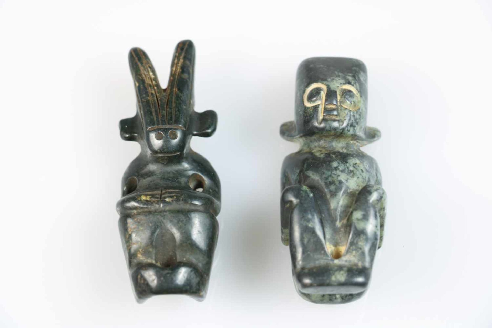 Een lot van twee stenen netsuke's. 20e eeuw of vroeger.Afm. 8 x 3 cm. Geschatte opbrengst: €