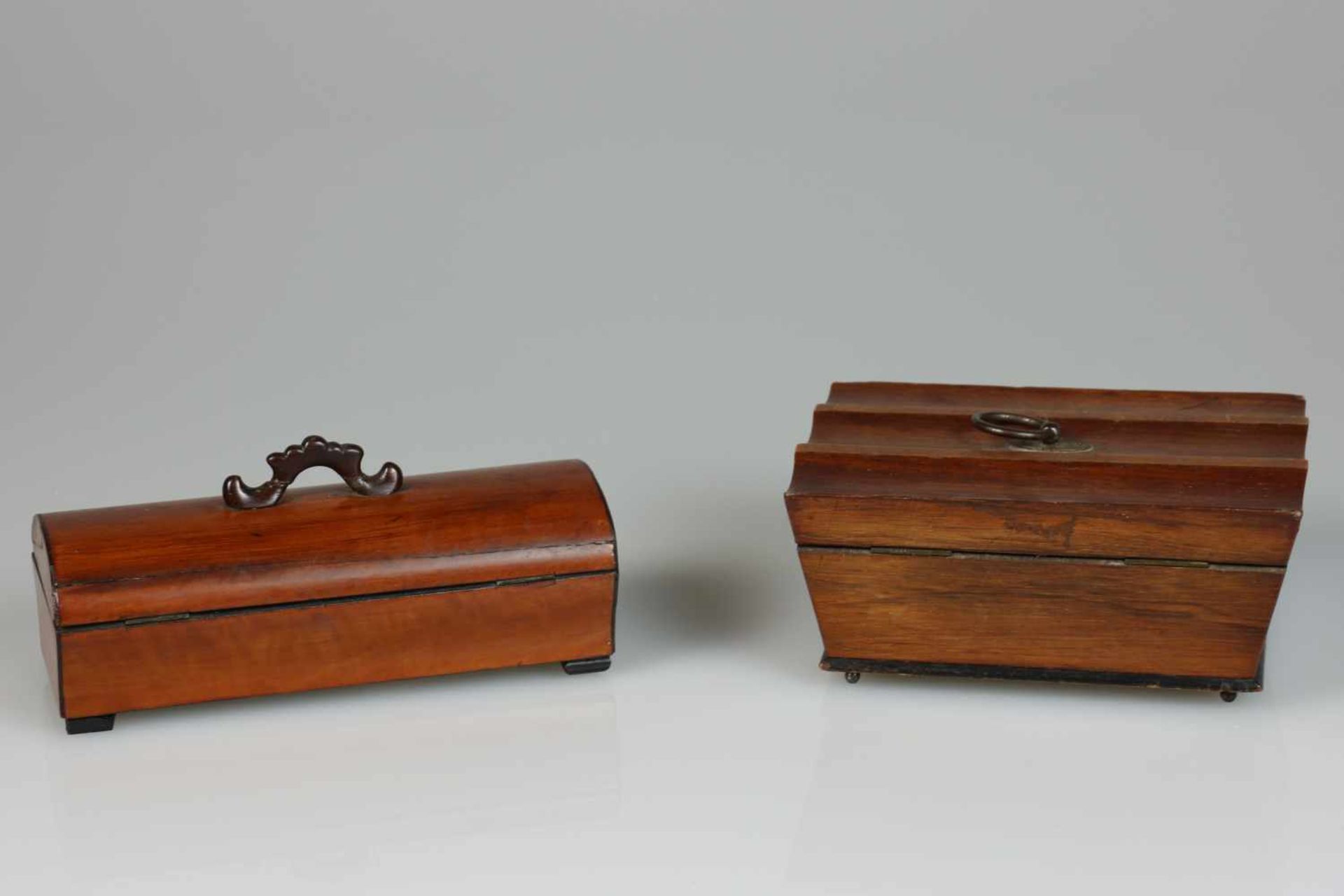 Twee mahoniehouten lepeldoosjes. Eerste helft 20e eeuw.Geschatte opbrengst: € 40 - € 60.Two mahogany - Bild 2 aus 2