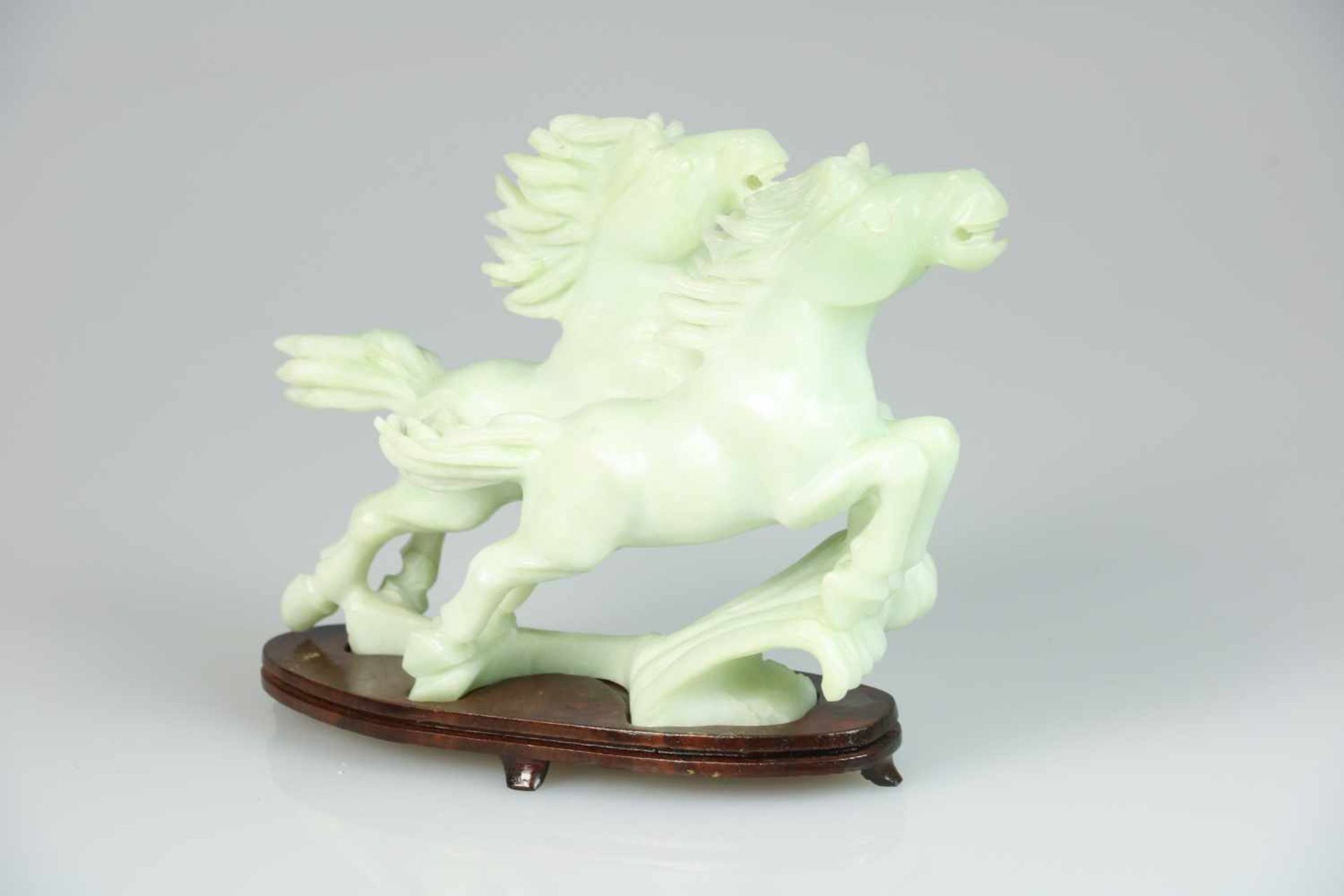 Een spekstenen sculptuur voorstellende twee rennende paarden. China, eind 20e eeuw. Afm. 19,5 x 17,5 - Bild 2 aus 2