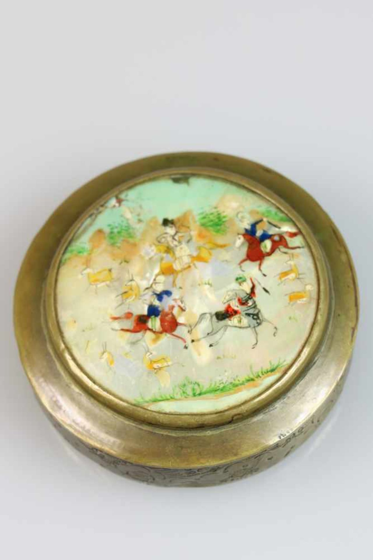 Een rond messing doosje met miniatuur decoratie op parelmoer. Perzië, circa 1900.Lichte schade aan