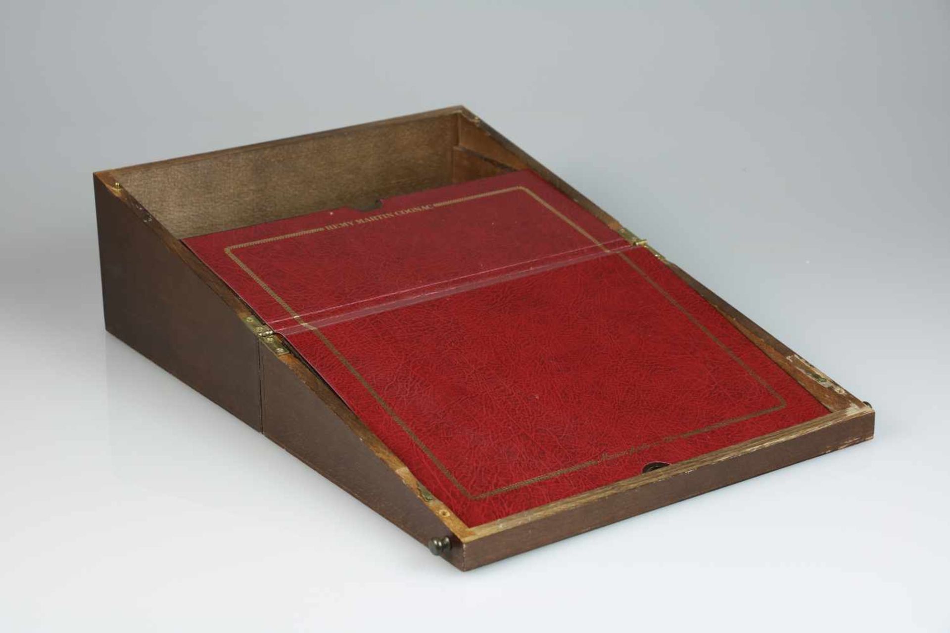 Een houten schrijfkist, Remy Martin. 2e helft 20e eeuw.Afm. 15 x 34 x 25 cm. Geschatte