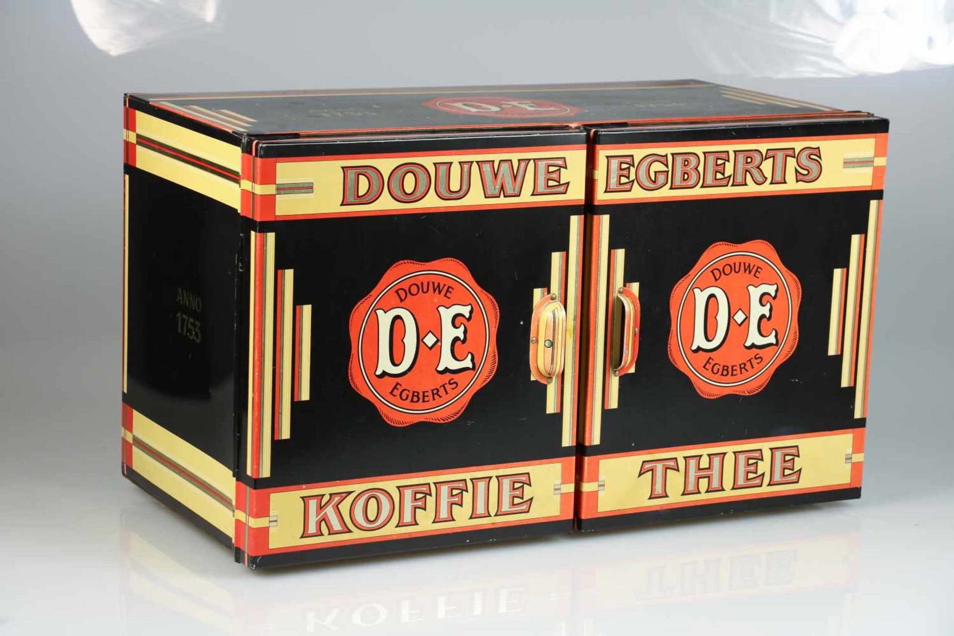 Een groot Douwe Egberts blikken hangkastje, beschilderd en met tekst aan binnenzijde, Nederland -