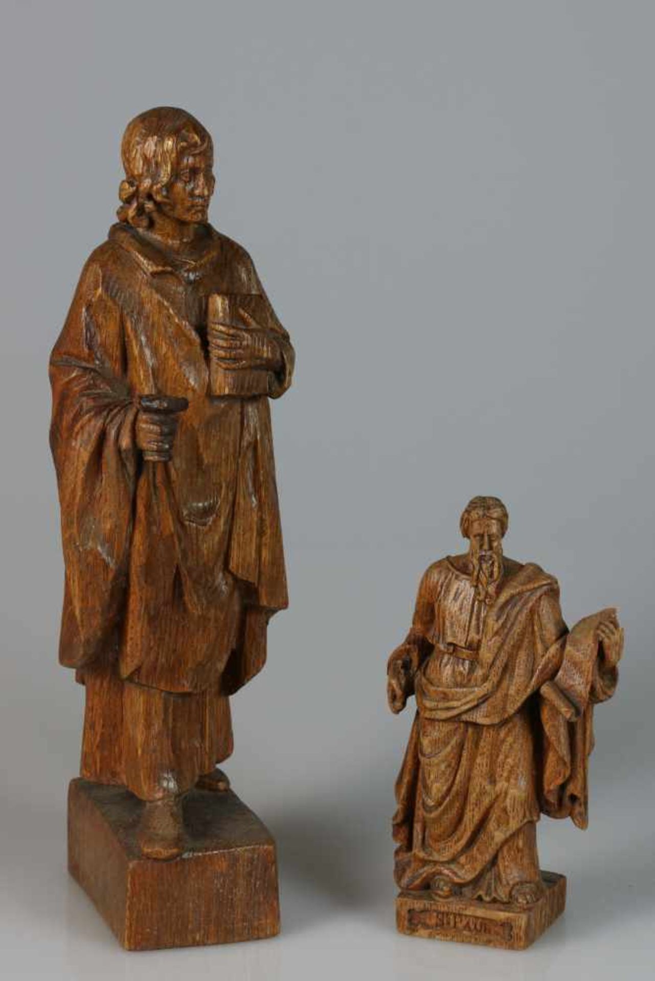 Twee gesneden eiken beeldjes, ca. 1900, voorstellende Paulus en Johannes de Evangelist. Zwaard