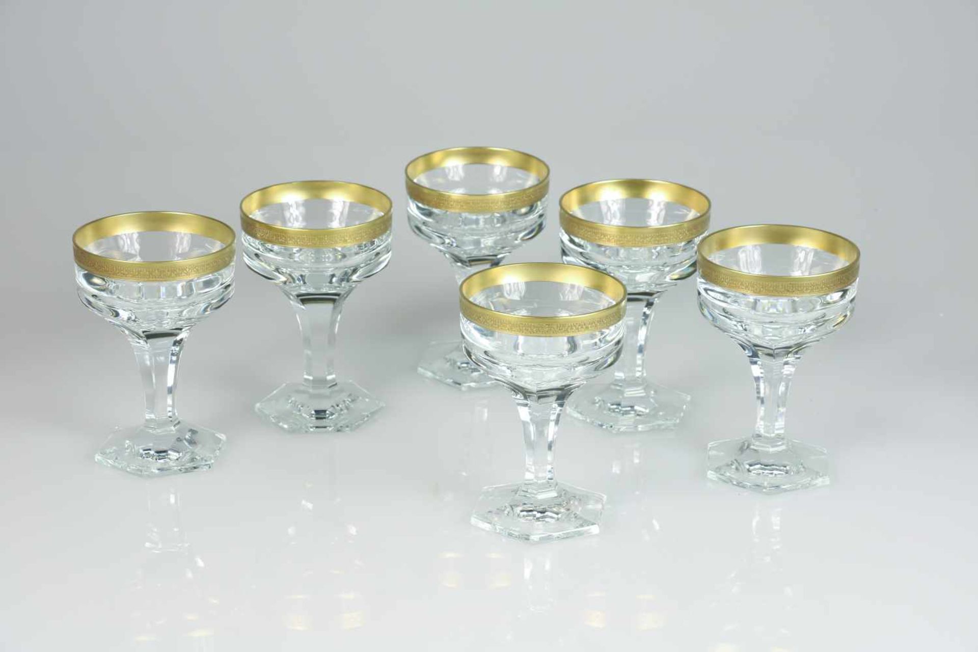 Een set van (6) kristallen glazen met verguld en geëtste rand. Moser. Czechoslovakia, 20e eeuw.