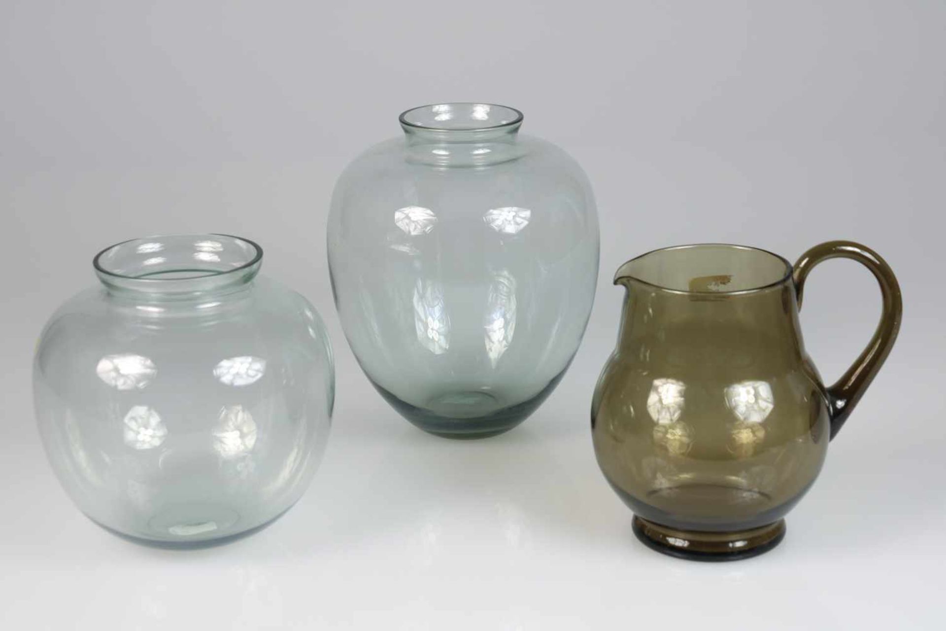 Een lot van (3) glazen objecten waaronder Leerdam (2x). 20e eeuw. Geschatte opbrengst: € 60 - € 80.A