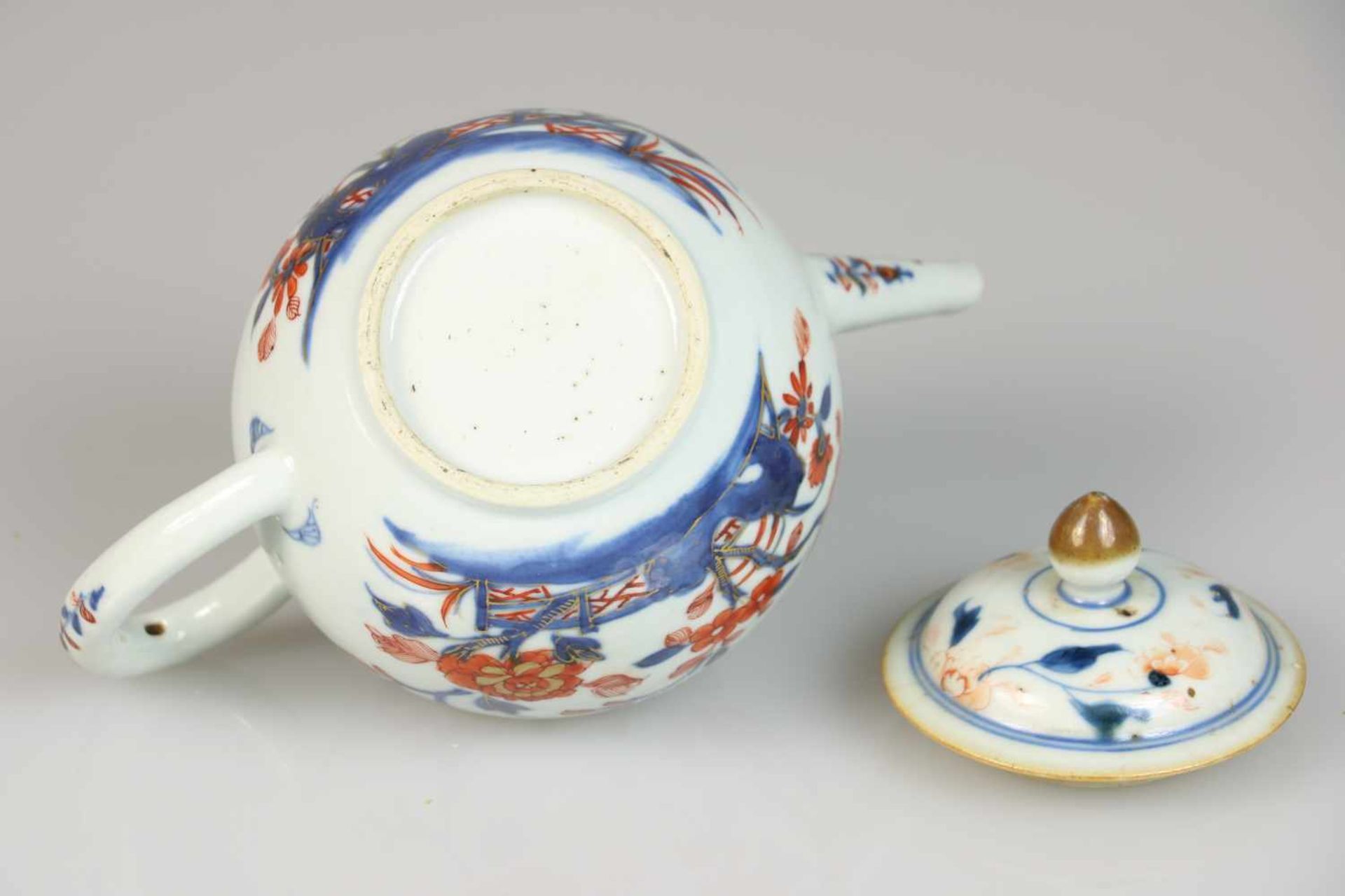 Een porseleinen theepot met Imari decor. China, 18e eeuw.Chip aan de deksel. Afm. 18 x 14 cm. - Bild 3 aus 3