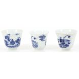 Een set van (3) porseleinen cups met decor van Chinese figuren. China, Kangxi.
