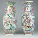 Een set van (2) porseleinen balustervazen met decor van Chinese figuren. China, 1e helft 20e eeuw.