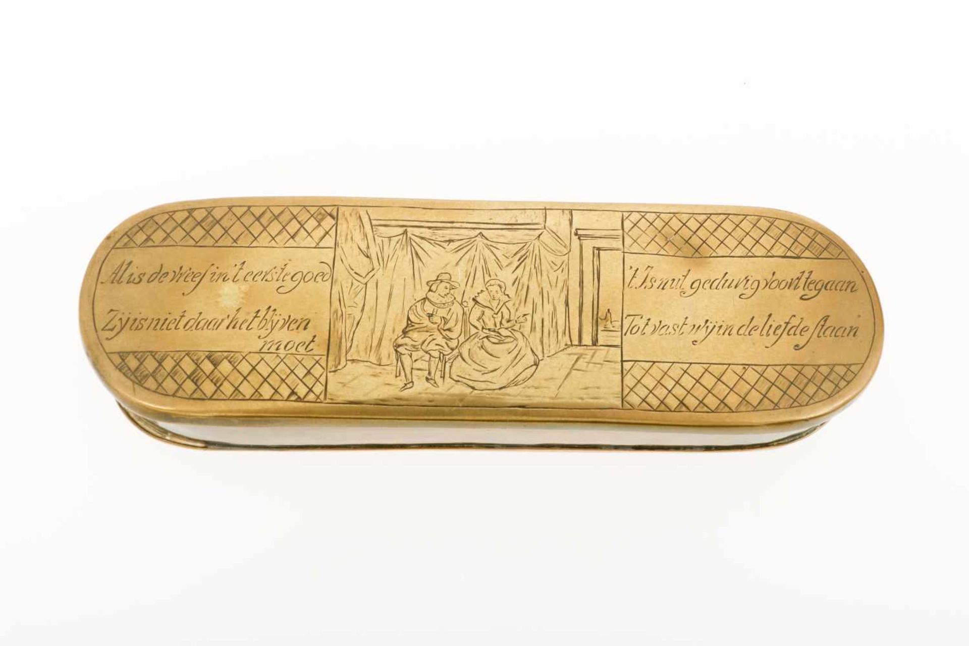 Een koperen tabaksdoos, vermaakt tot postzegeldoosje, 19e eeuw. - Image 2 of 3