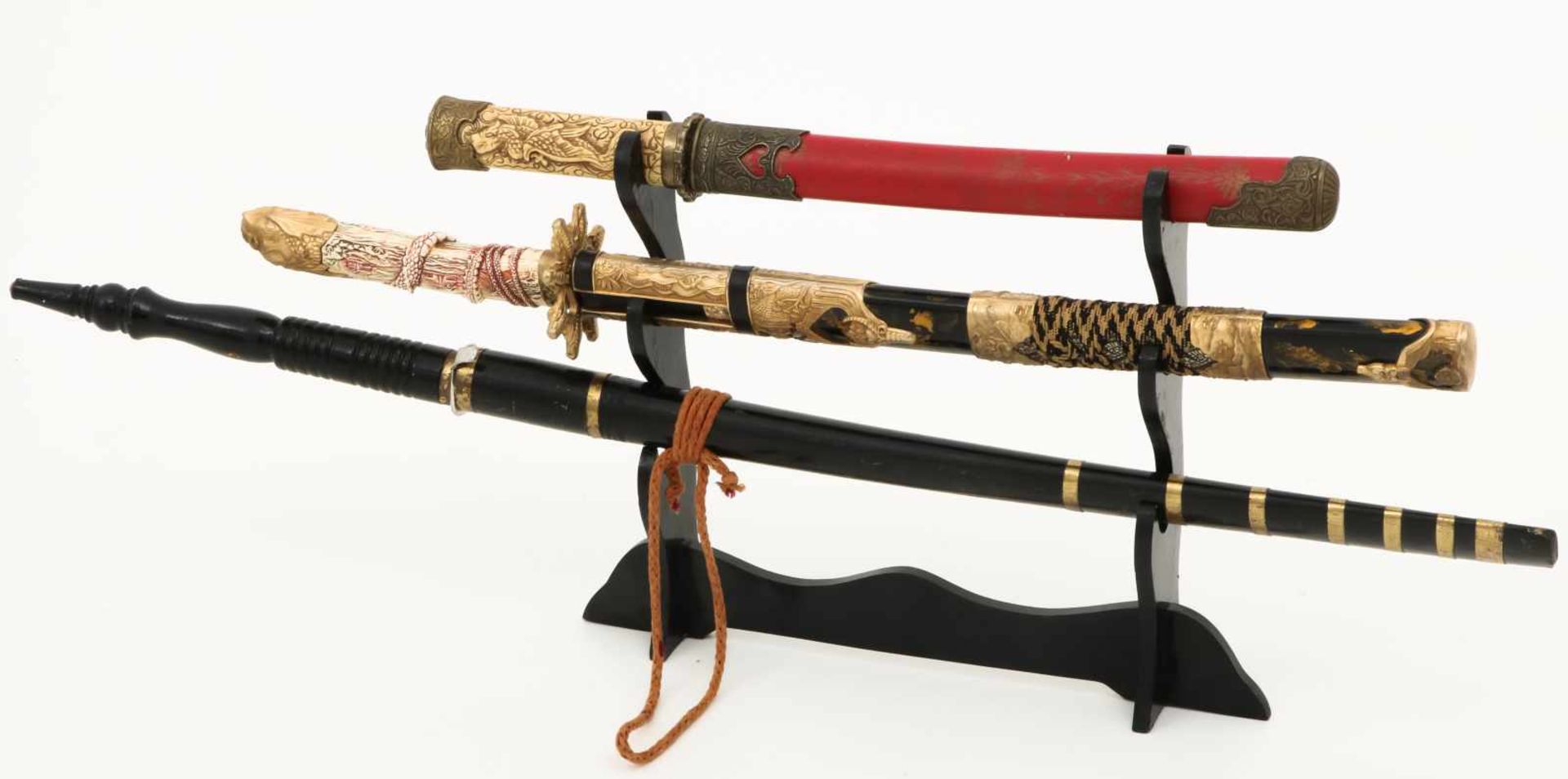 Een set van (3) Samurai-zwaarden in houder, decoratieobject, Japan, 20e eeuw.