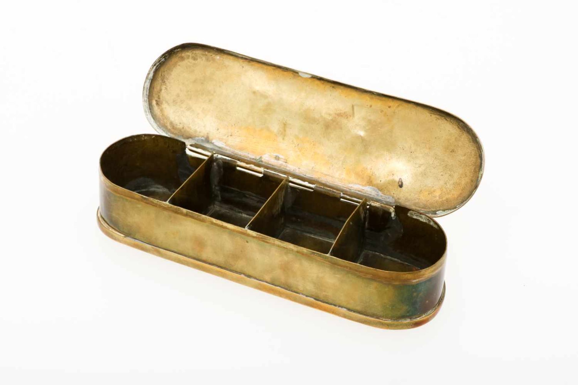 Een koperen tabaksdoos, vermaakt tot postzegeldoosje, 19e eeuw. - Image 3 of 3