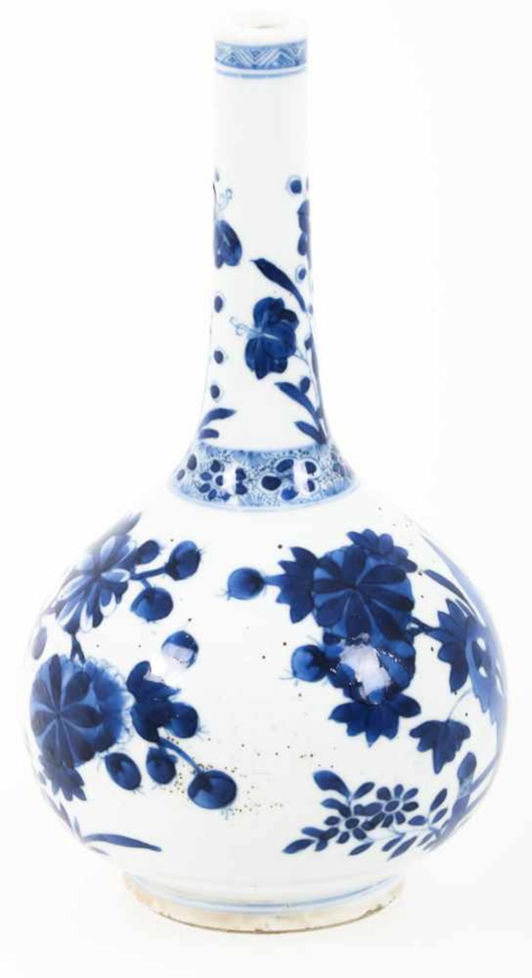 Een porseleinen flesvormige vaas met bloemendecor. China, Kangxi.
