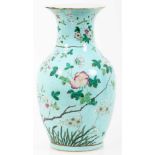 Een porseleinen vaas met turquoise fond en decor van vogels en bloemen, gemerkt Guangxu. China, eind