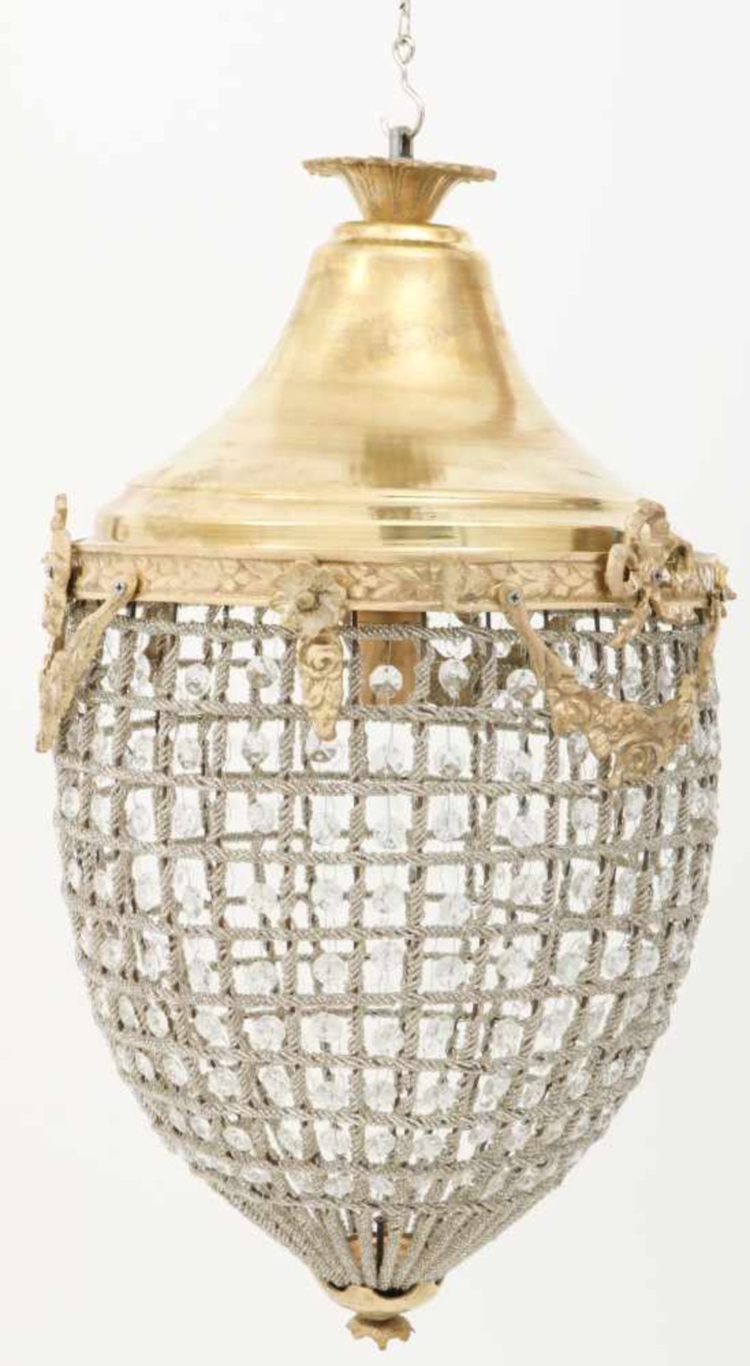 Een messing lantaarn in de vorm van een zakkroon, naar antiek voorbeeld, eind 20e eeuw.