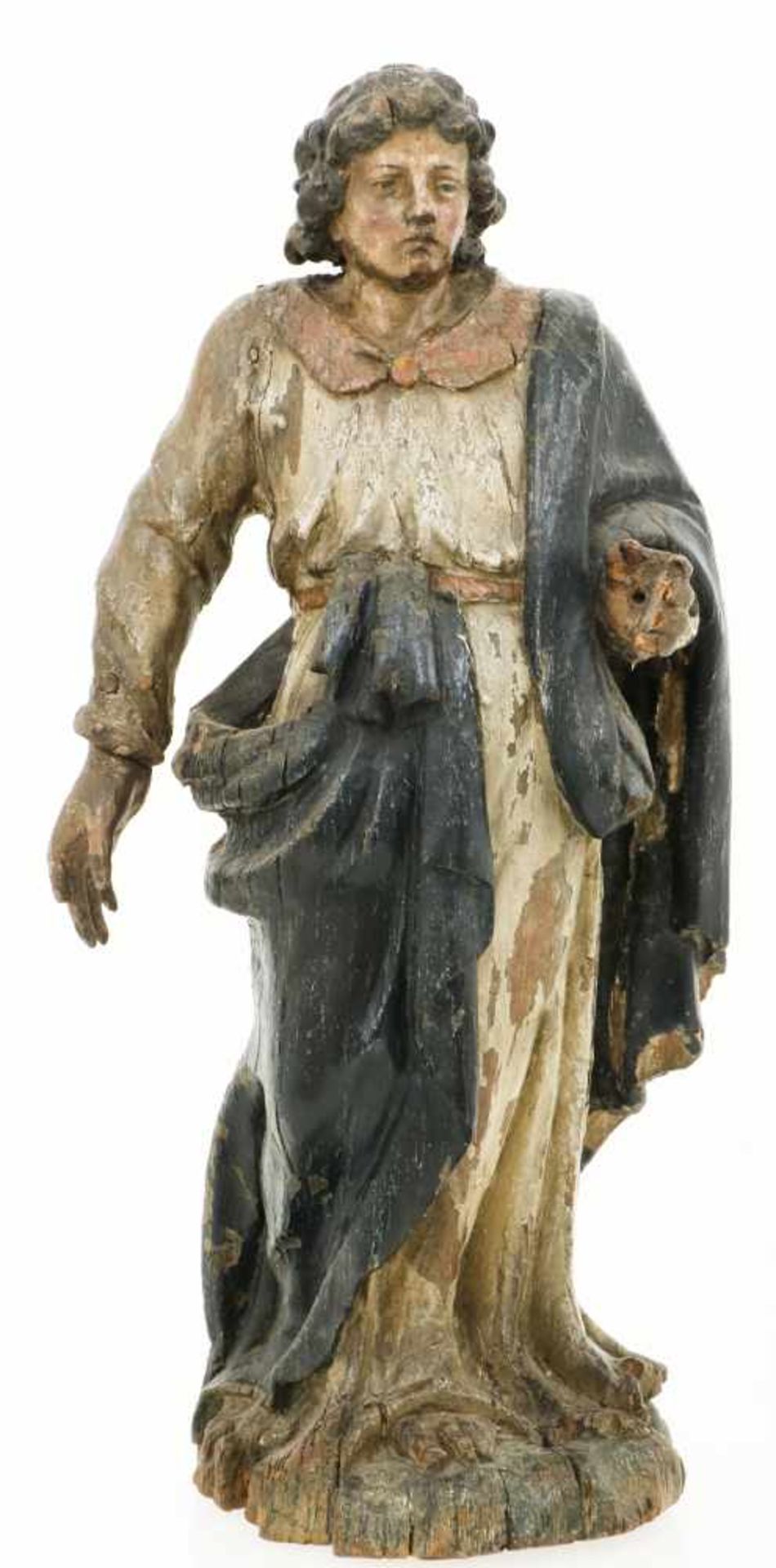 Een gepolychromeerd houten heiligenbeeld, voorstellende Johannes de Evangelist.