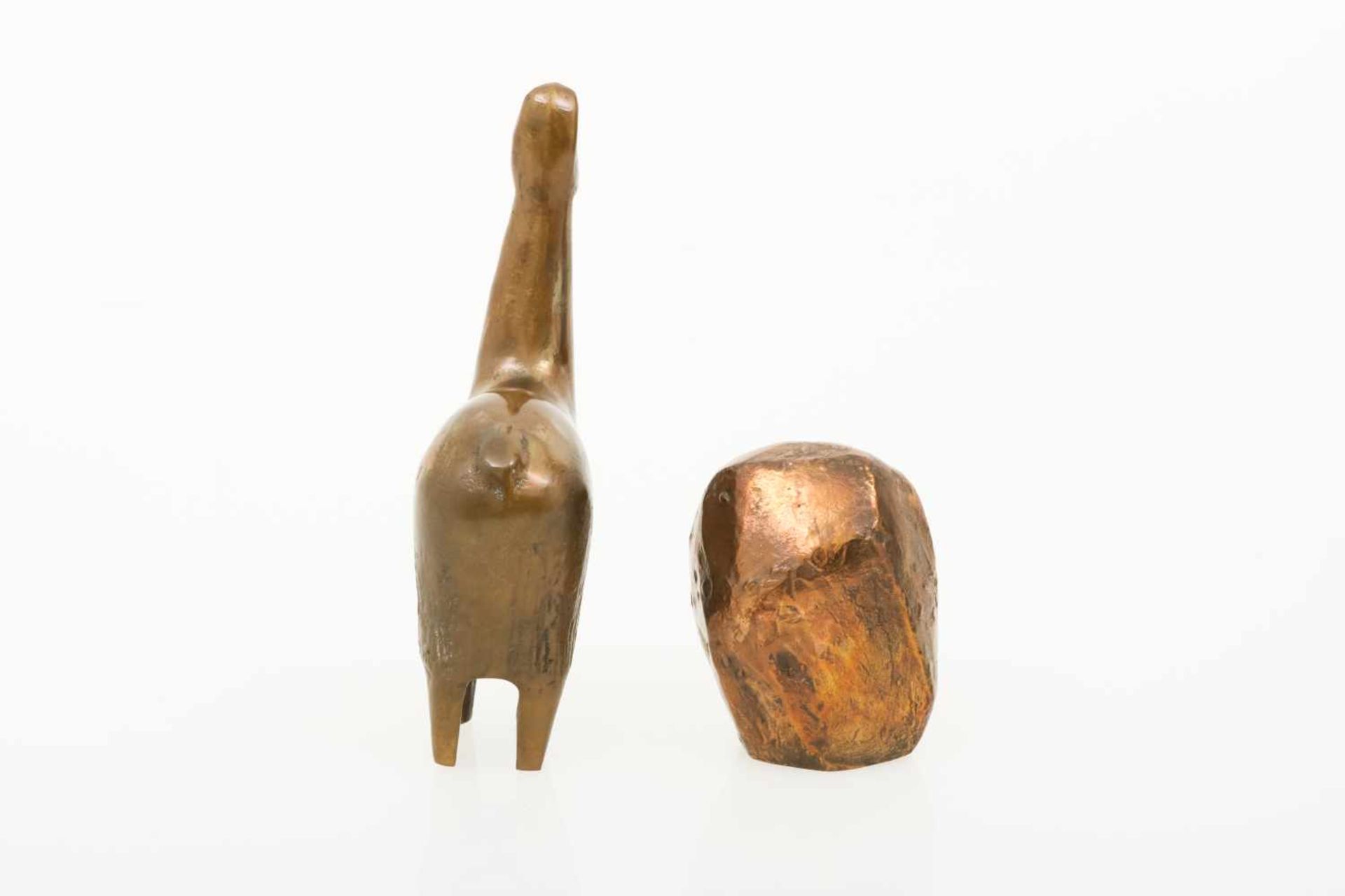 Een kavel van (2) bronzen beelden, voorstellende een uil en een ongeschoren Lama, 20e eeuw. - Image 2 of 3