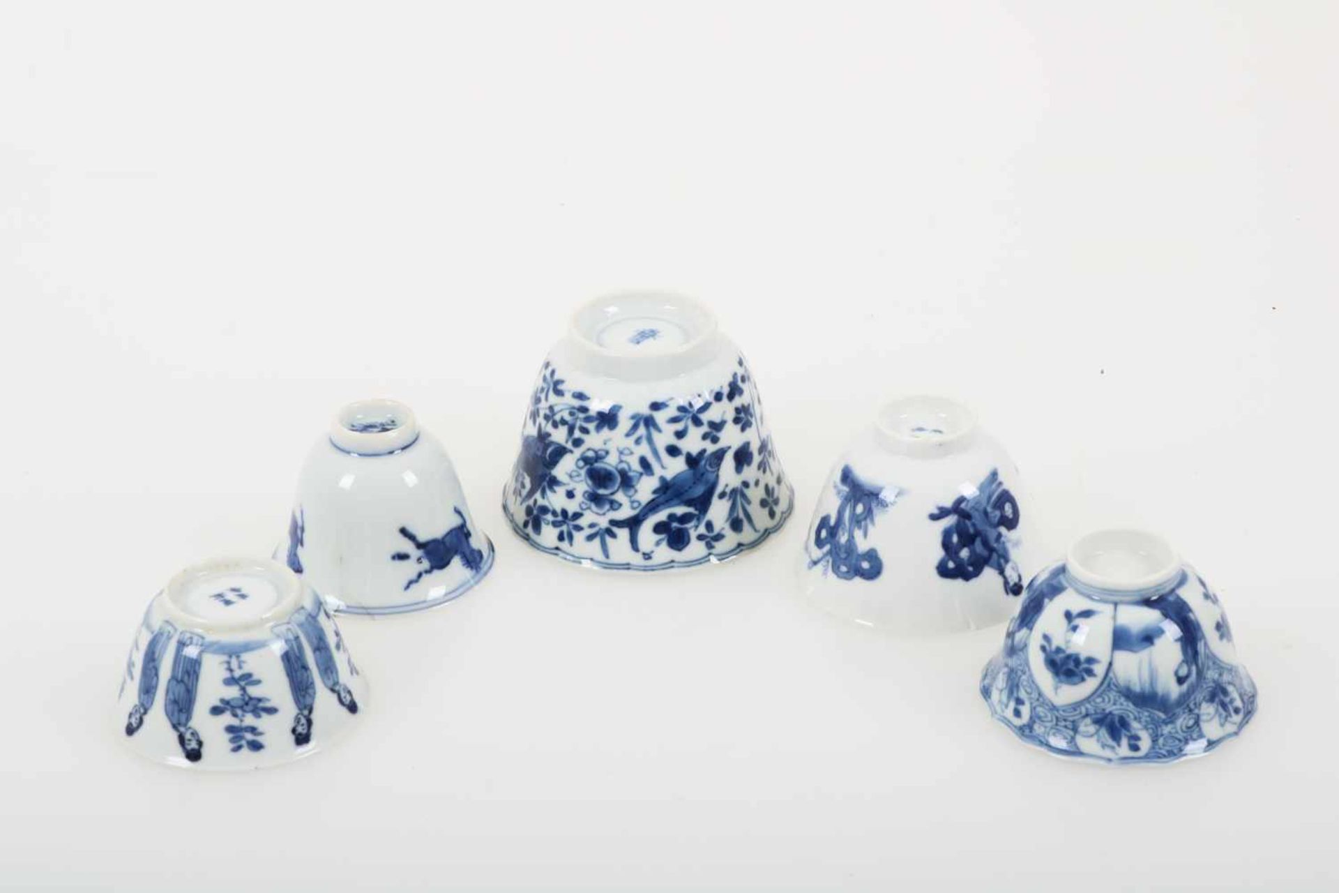 Een lot van (5) porseleinen cups met onderandere decor van een vliegend paard. China, Transitie/ - Image 2 of 2