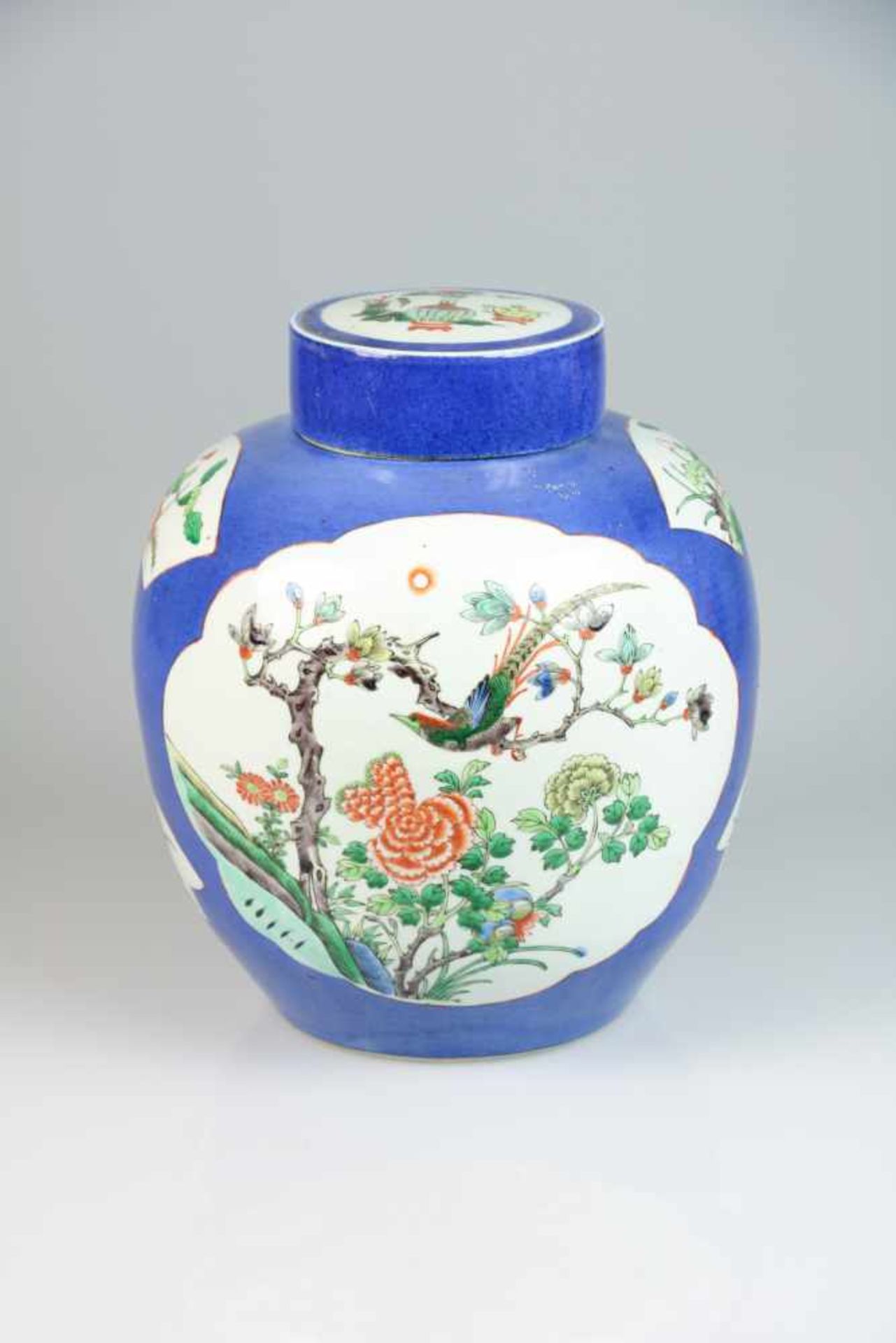 Een porseleinen famille verte "poudre bleu" dekselpot. China, 19e eeuw.