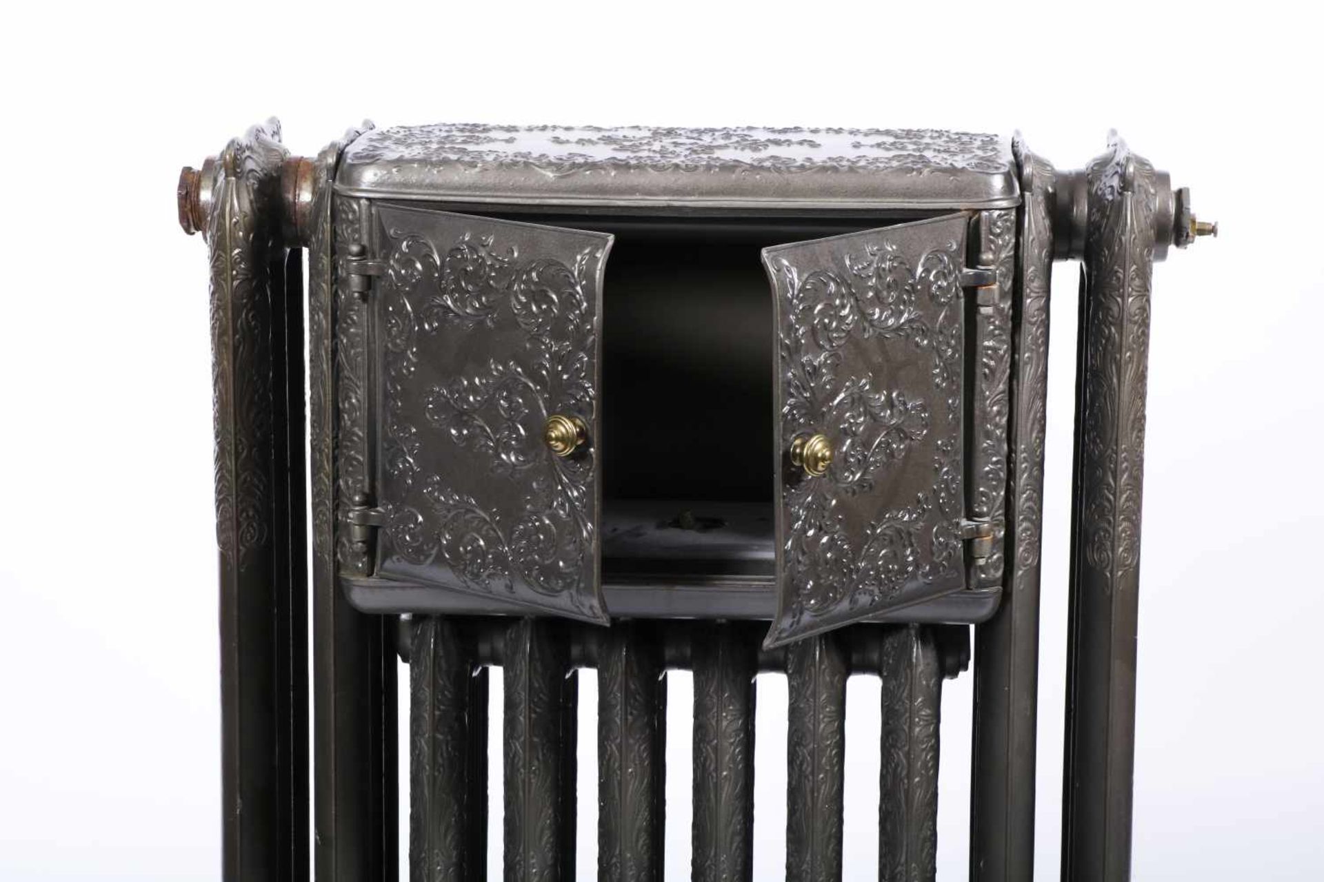 Een gietijzeren radiator met bordenwarmer. - Image 5 of 5