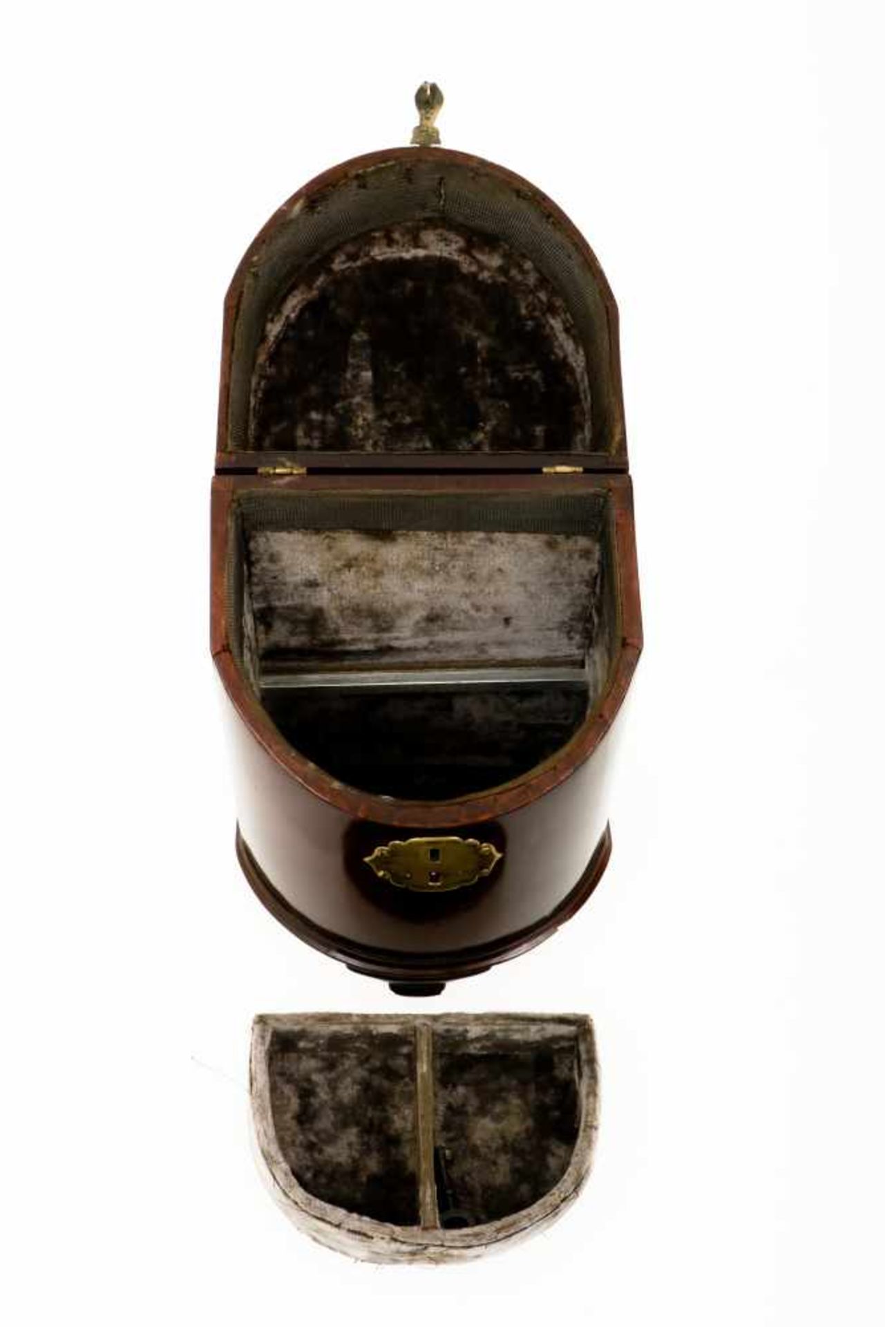 Een achttiende eeuwse Engelse mahonie belijmde bestek casette, met bijbehorende sleutel. - Image 3 of 3