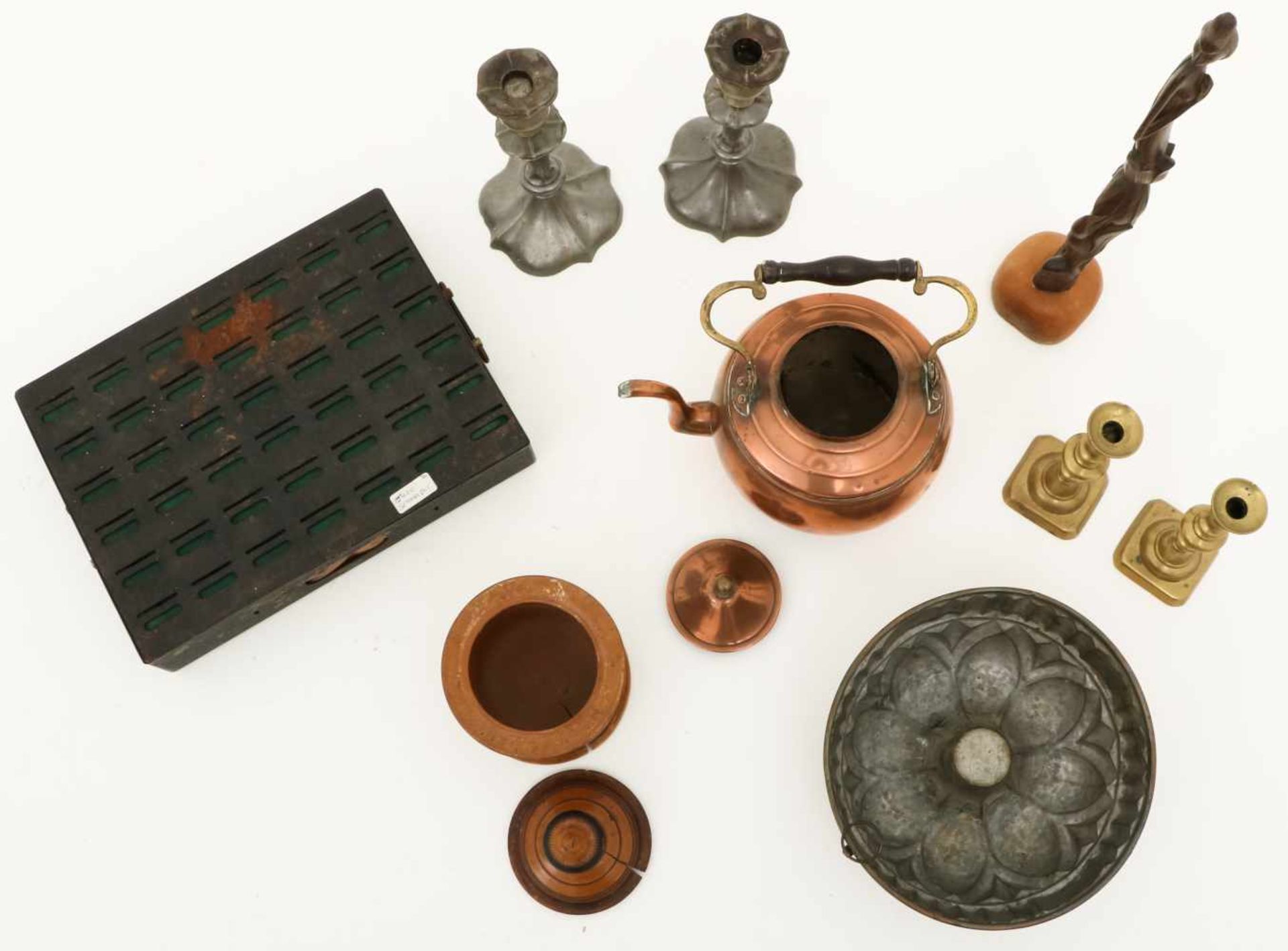 Een lot diversen w.o. kandelaren, bakvormen en een tabakspot, 19e eeuw. - Image 2 of 2