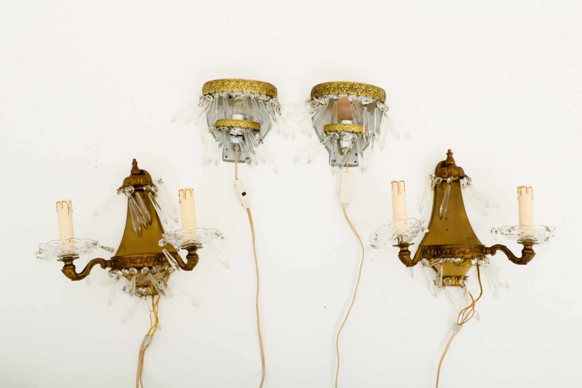 Een lot met (4) wandlampjes, decoratief, met glaspegels.