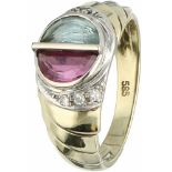 Geelgouden ring, met ca. 0.04 ct. diamant en gekleurd glas - 14 kt.