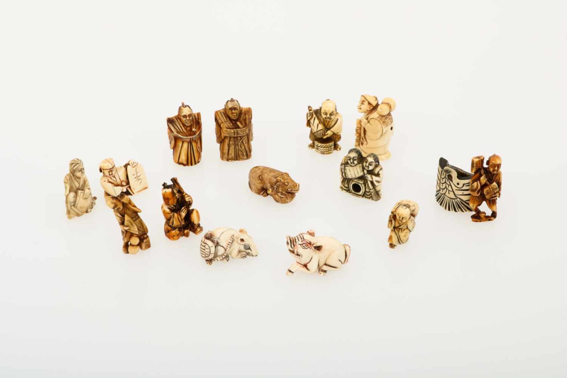 Een lot netsuke's. Diverse Materialen. - Bild 2 aus 3