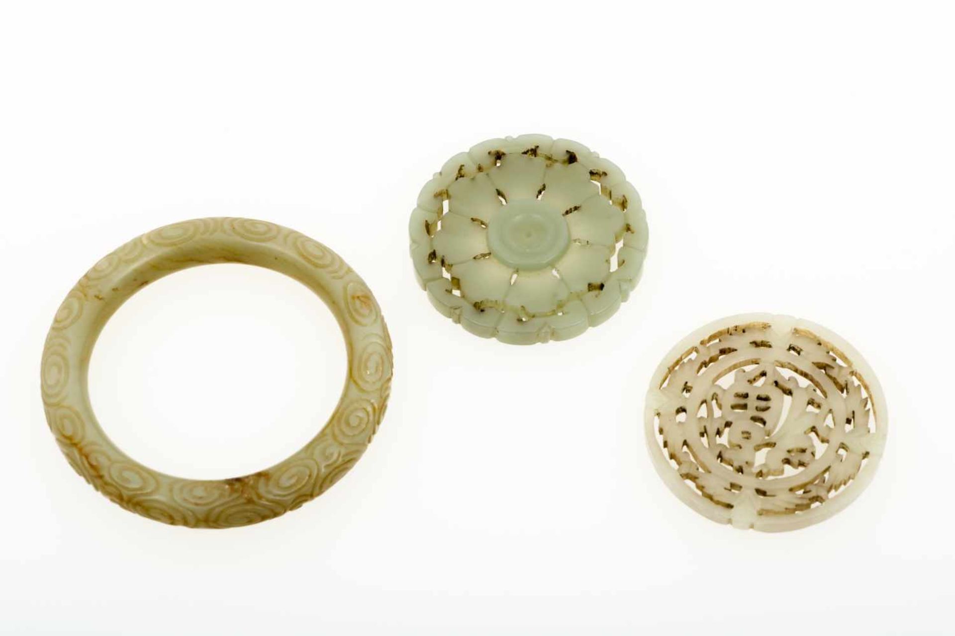 Een lot van (3) jade objecten waaronder een armband. China, eind 20e eeuw.