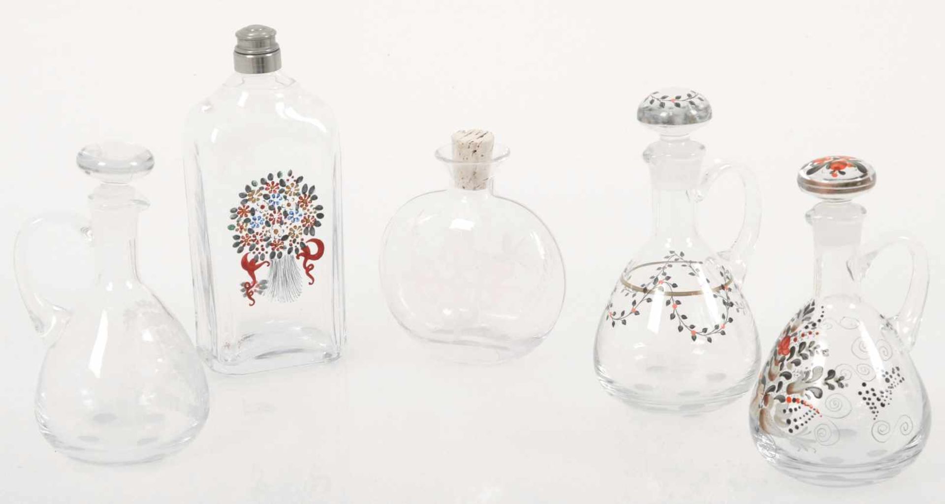 Een lot met (4) koud beschilderde glazen flesjes, France, 20th century.