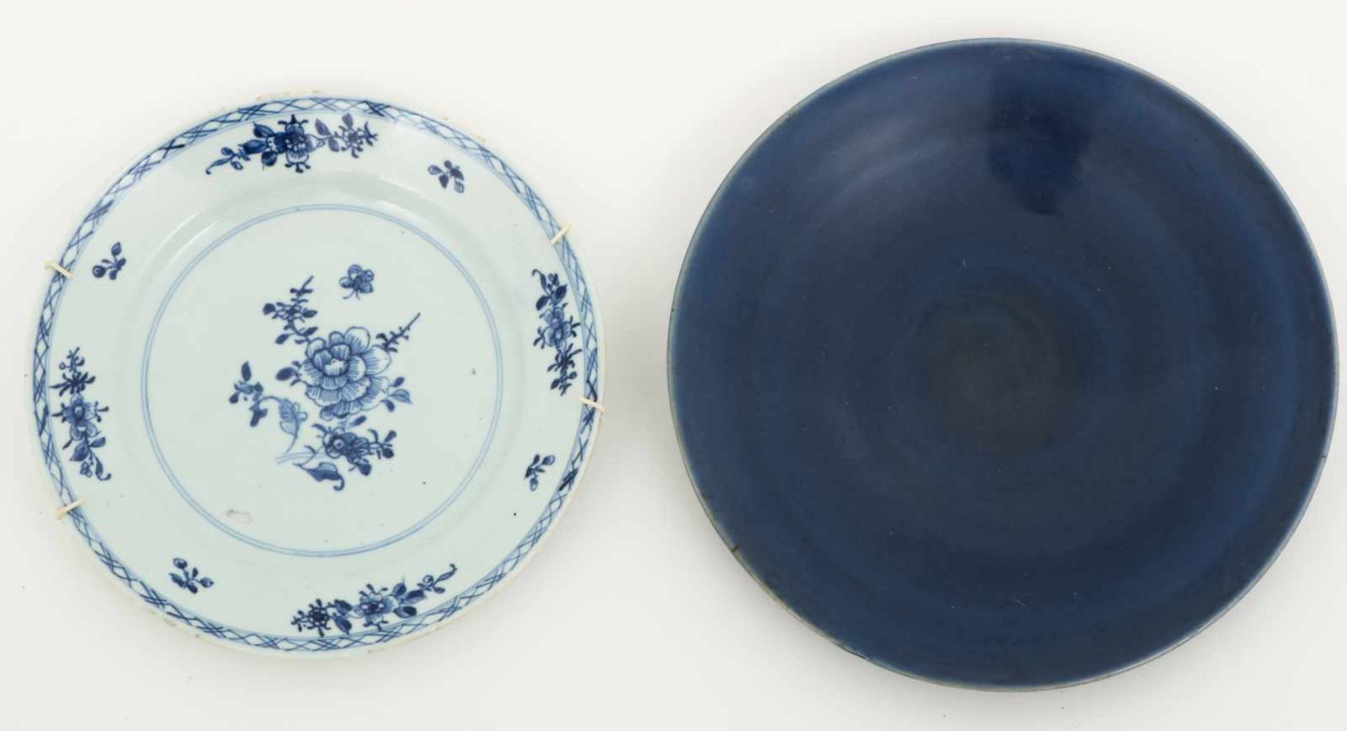 Een lot van twee porseleinen borden waaronder een met poudre blue fond. China, 18e & 19e eeuw.
