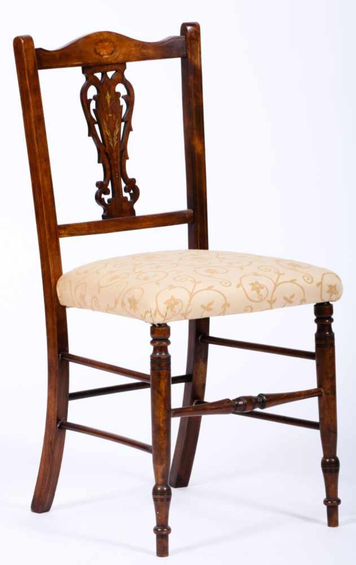 Een notenhouten stoeltje met marquetterie en open rugleuning, 19e eeuw.