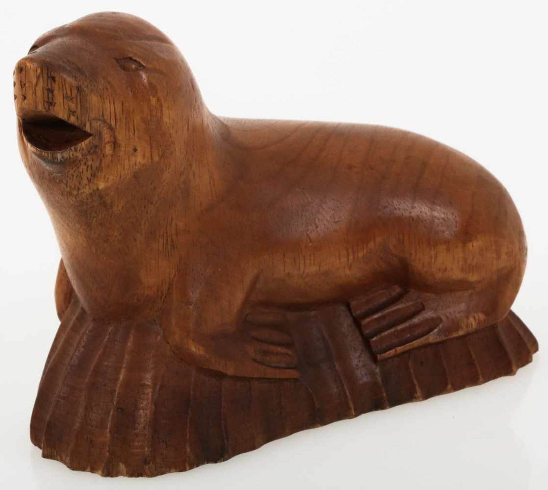 Jacobus (Jaap) Kaas (Amsterdam 1898 - 1972) Een houten sculptuur van een zeeleeuw, gesigneerd a.d.