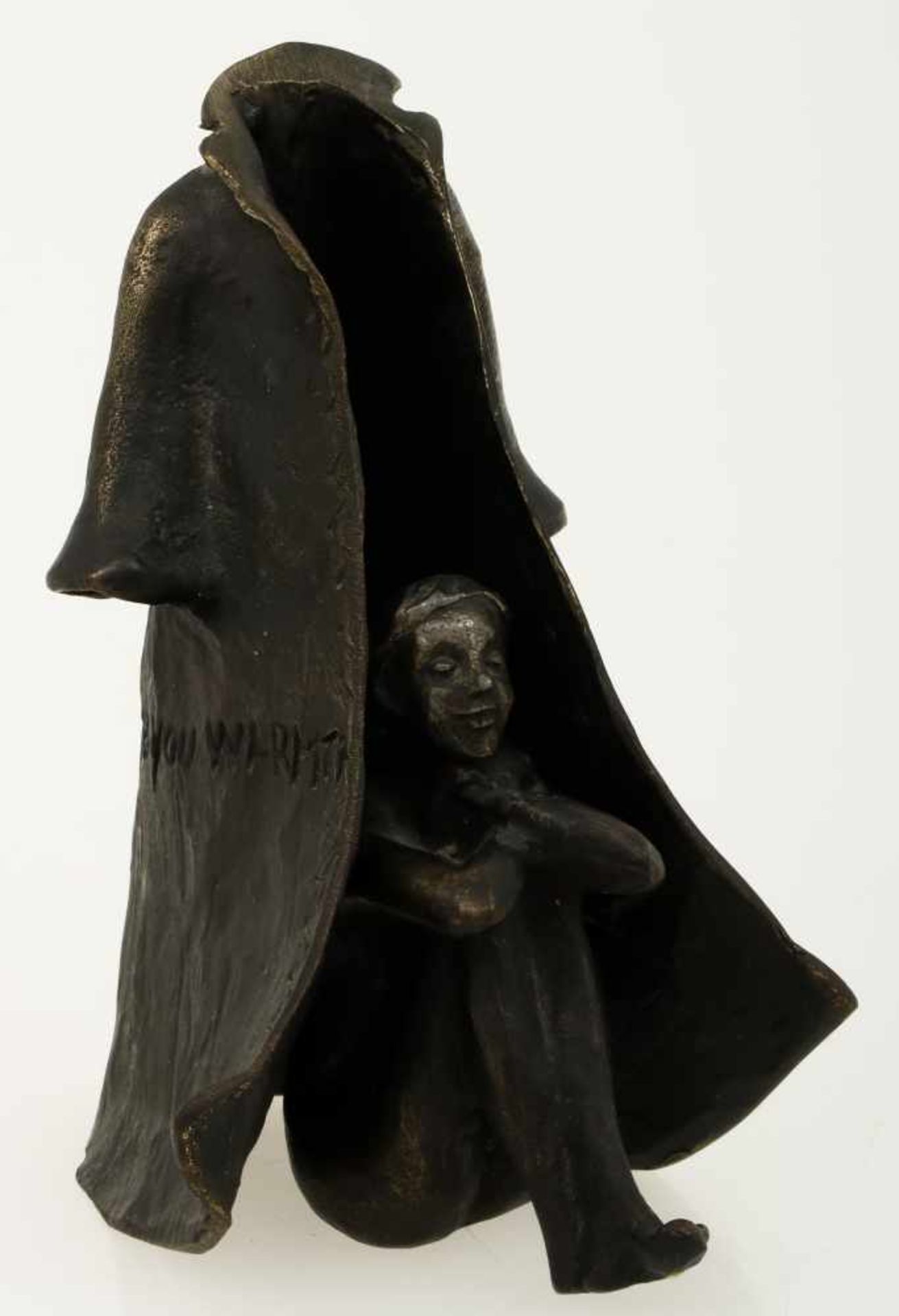Een bronzen gelegenheidsbeeldje voorstellende een dame in een mantel.