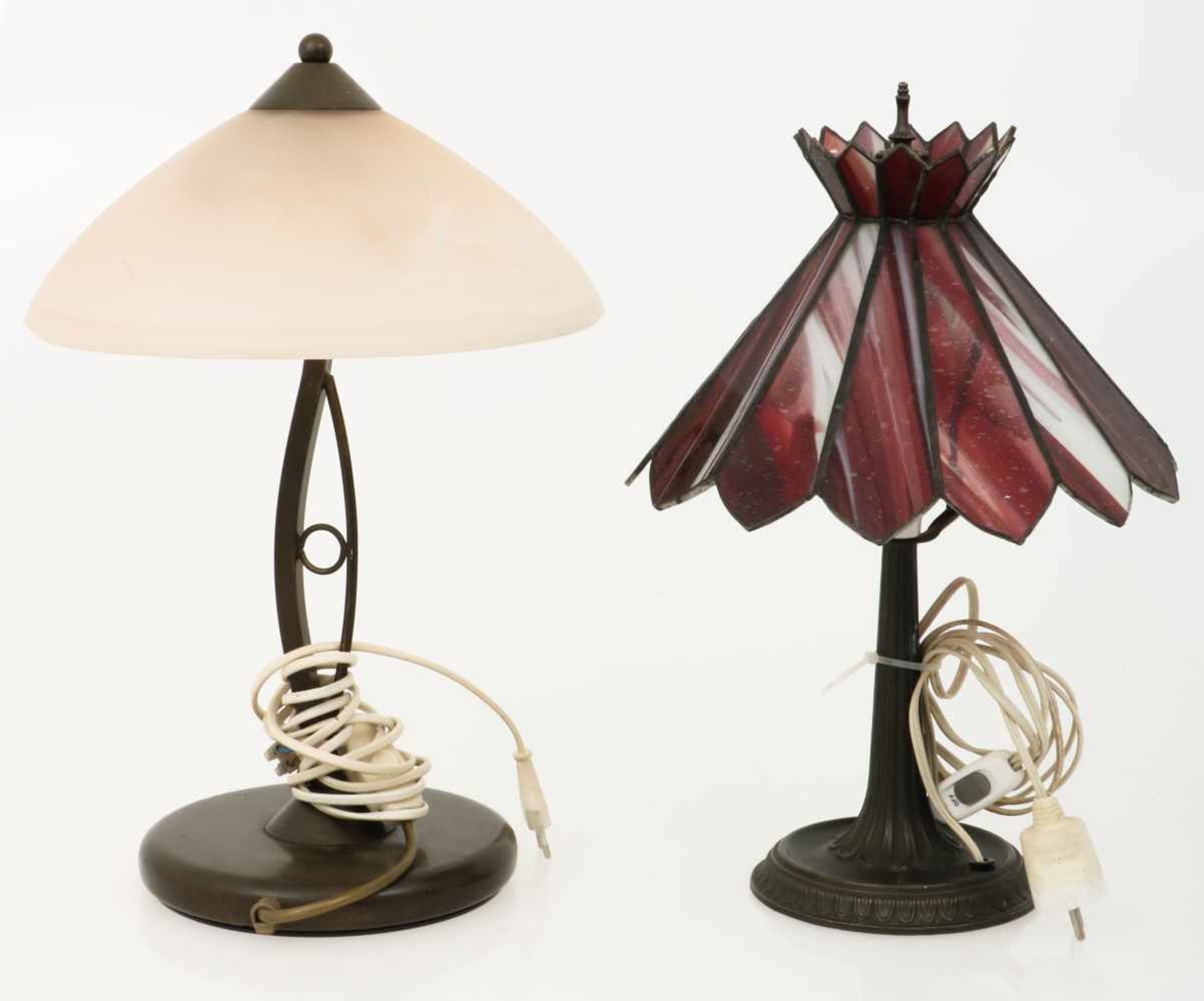 Een lot van (2) dressoirlampjes, waarvan een in Tiffany-stijl, eind 20e eeuw.